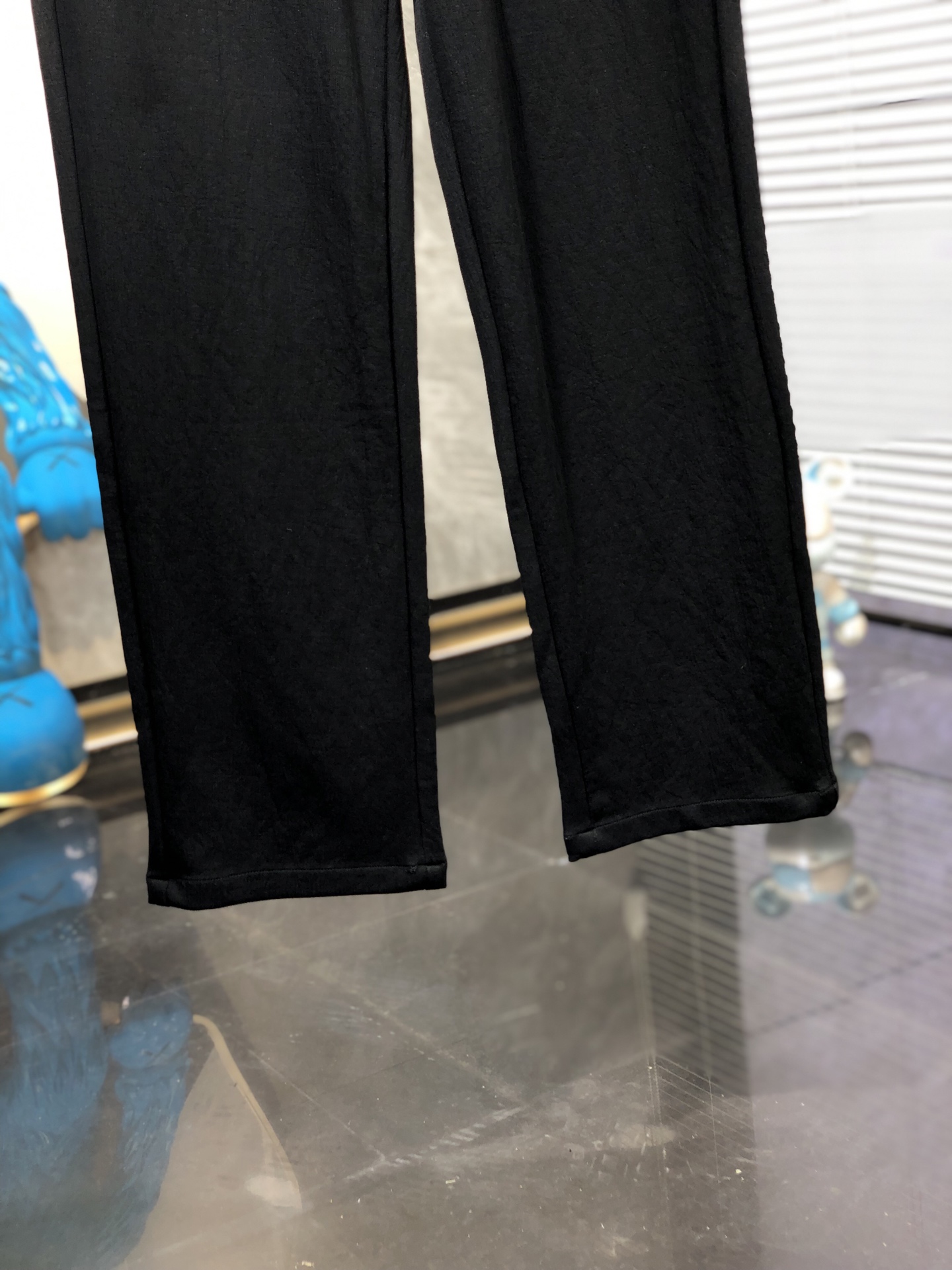 杰尼亚。26年春夏专柜新品同步上市。原单订制高品质时尚休闲裤。超级百搭款。独家定制面料，手感细腻柔软，贴