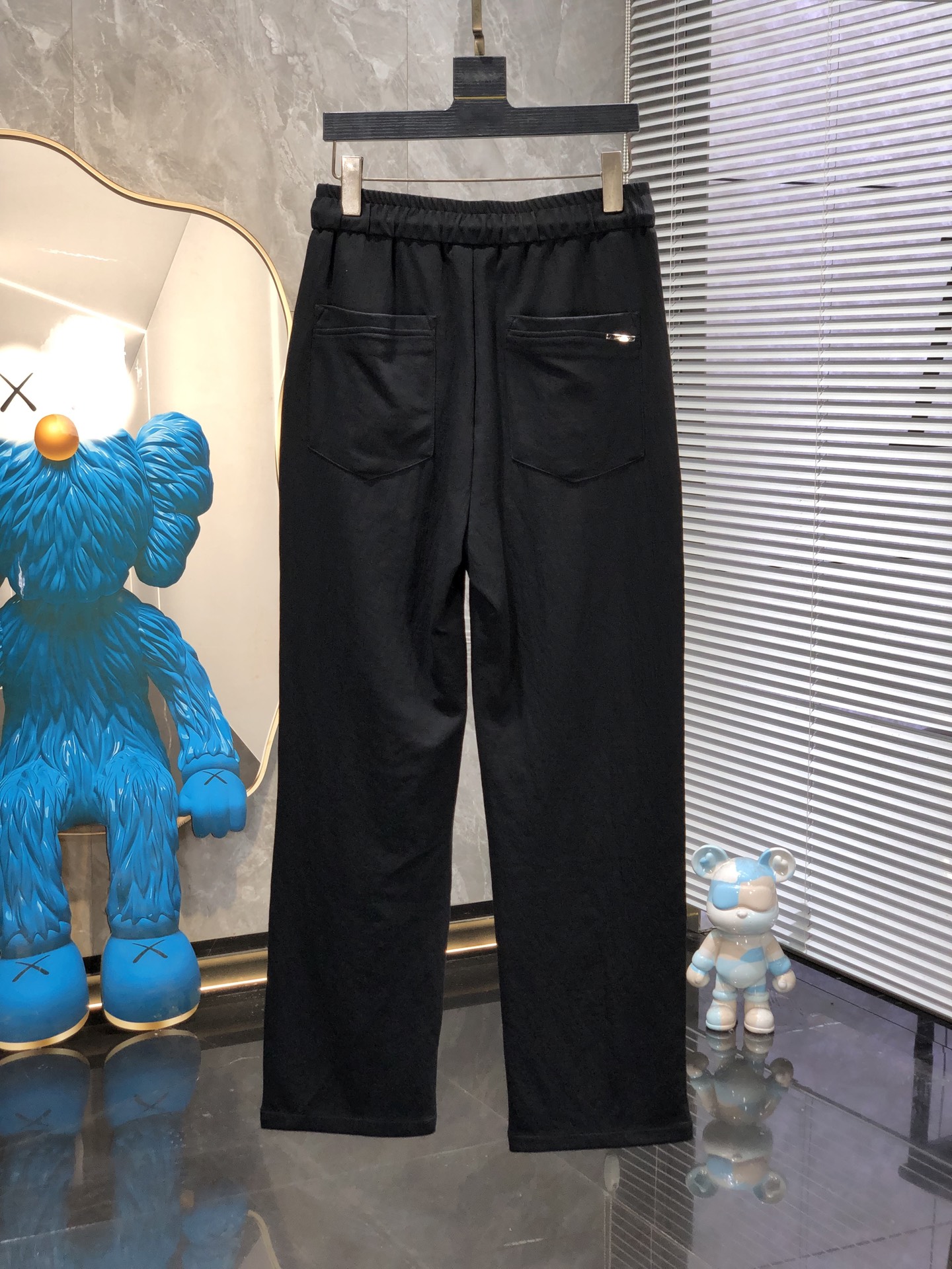 杰尼亚。26年春夏专柜新品同步上市。原单订制高品质时尚休闲裤。超级百搭款。独家定制面料，手感细腻柔软，贴