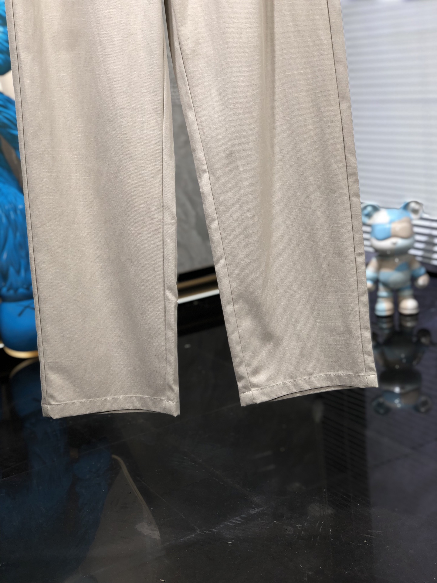 Bc。26年春夏专柜新品同步上市。原单订制高品质时尚休闲裤。超级百搭款。独家定制面料，手感细腻柔软，贴身