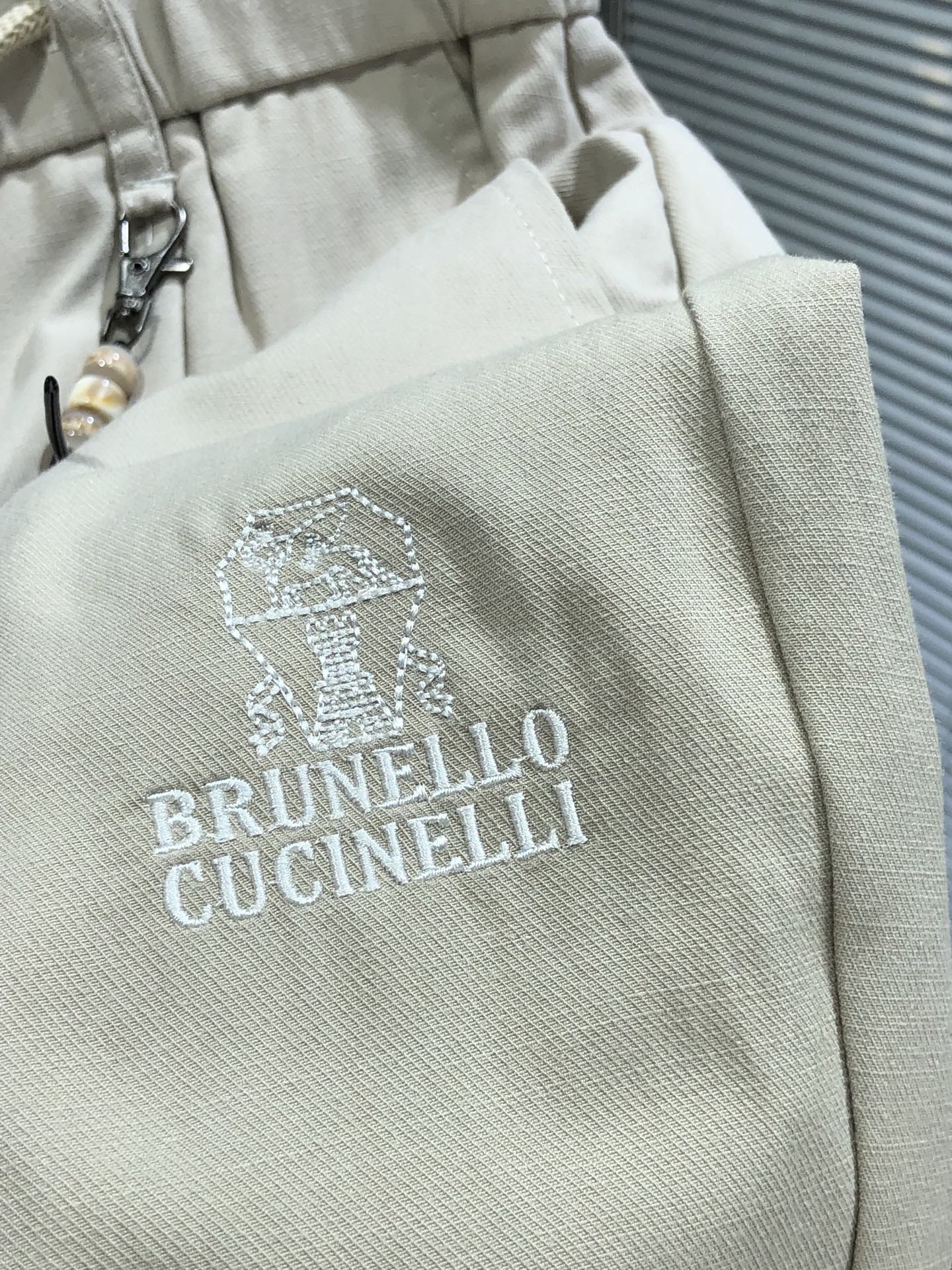 Bc。26年春夏专柜新品同步上市。原单订制高品质时尚休闲裤。超级百搭款。独家定制面料，手感细腻柔软，贴身