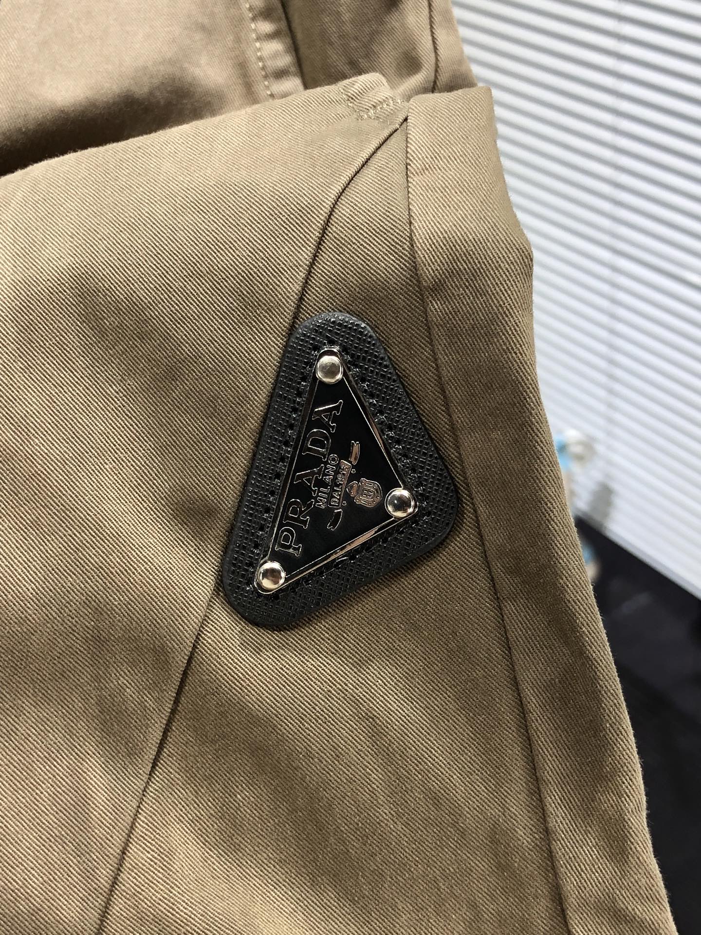 普拉达。26年春夏专柜新品同步上市。原单订制高品质时尚休闲裤。超级百搭款。独家定制面料，手感细腻柔软，贴