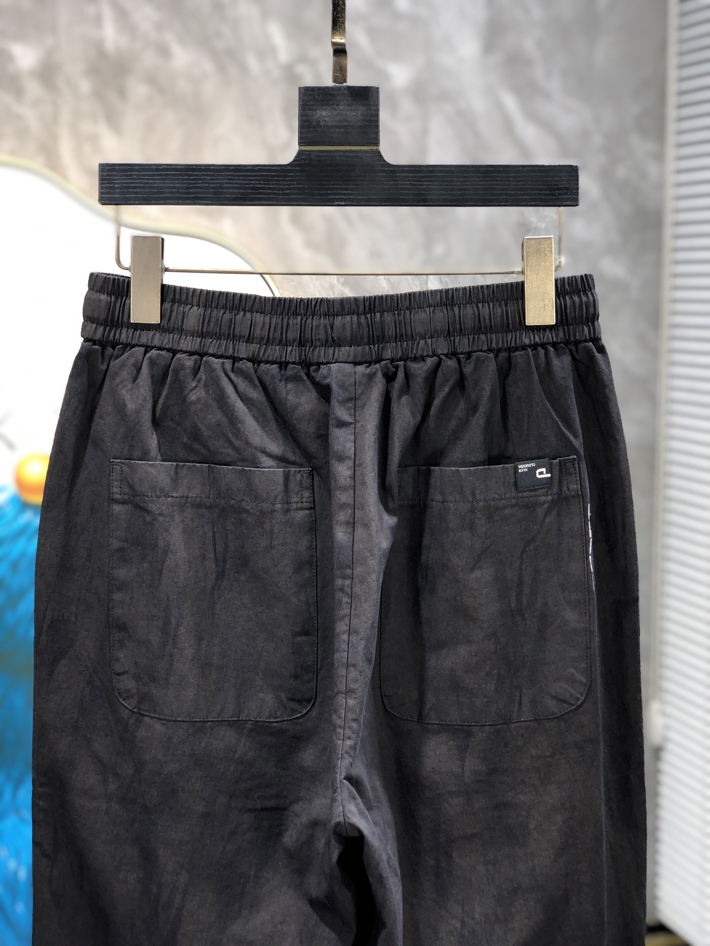 普拉达。26年春夏专柜新品同步上市。原单订制高品质时尚休闲裤。超级百搭款。独家定制面料，手感细腻柔软，贴