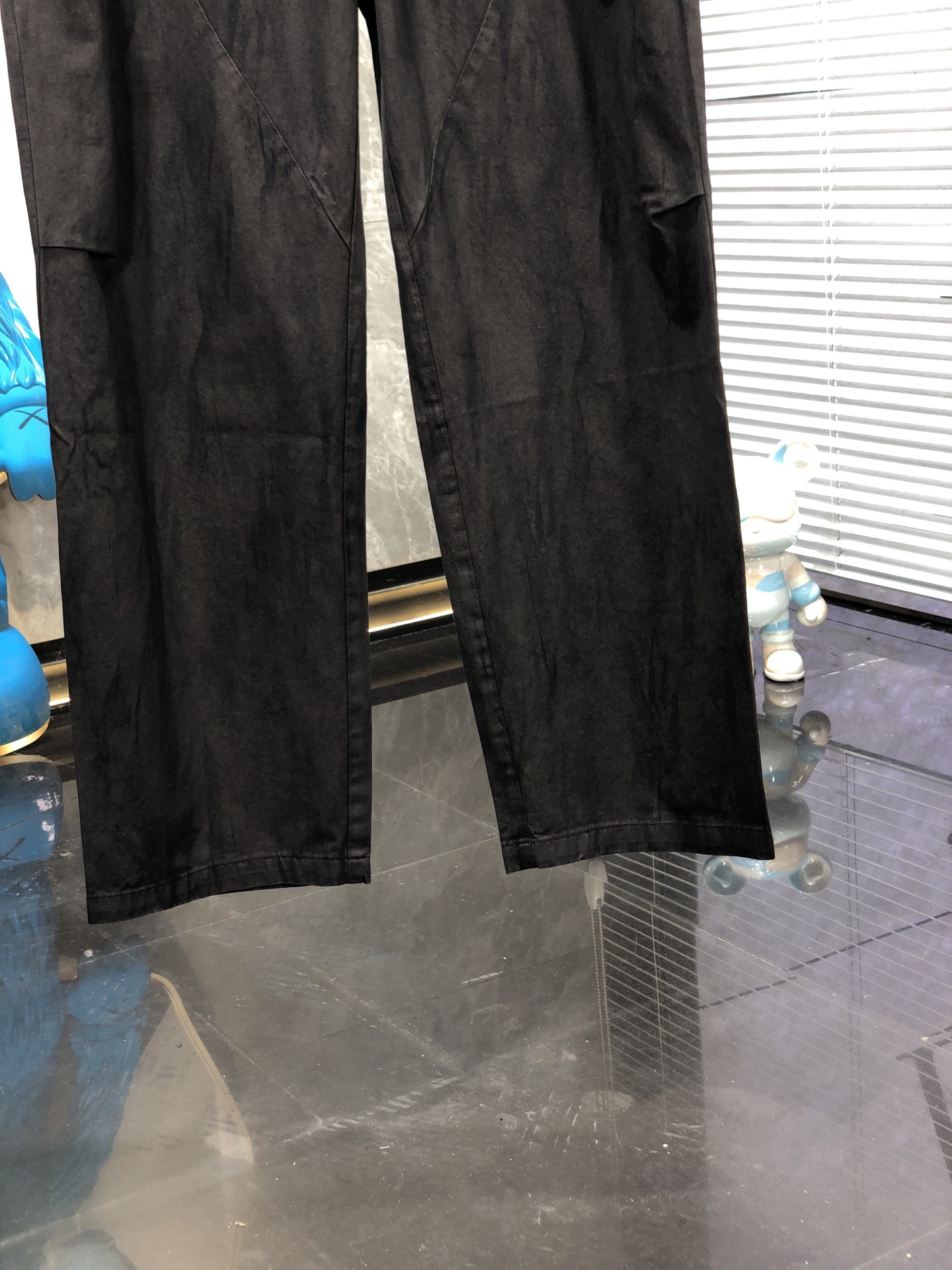普拉达。26年春夏专柜新品同步上市。原单订制高品质时尚休闲裤。超级百搭款。独家定制面料，手感细腻柔软，贴