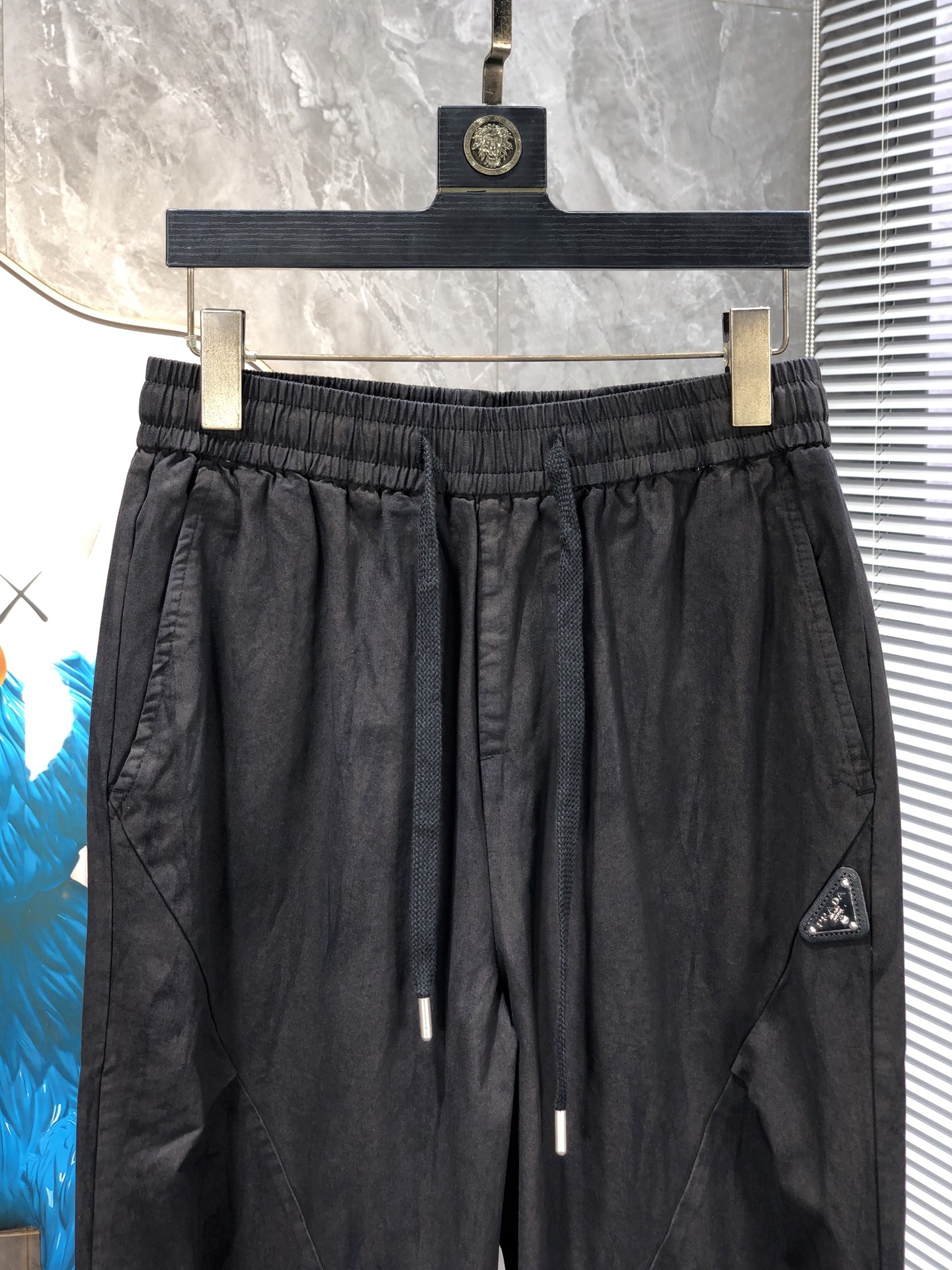 普拉达。26年春夏专柜新品同步上市。原单订制高品质时尚休闲裤。超级百搭款。独家定制面料，手感细腻柔软，贴