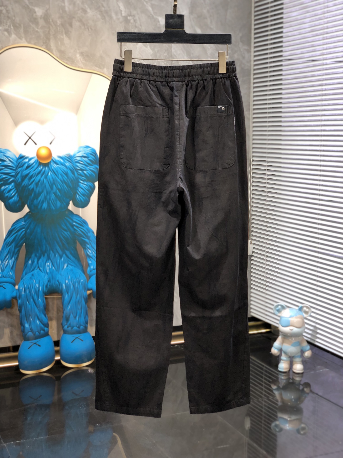普拉达。26年春夏专柜新品同步上市。原单订制高品质时尚休闲裤。超级百搭款。独家定制面料，手感细腻柔软，贴