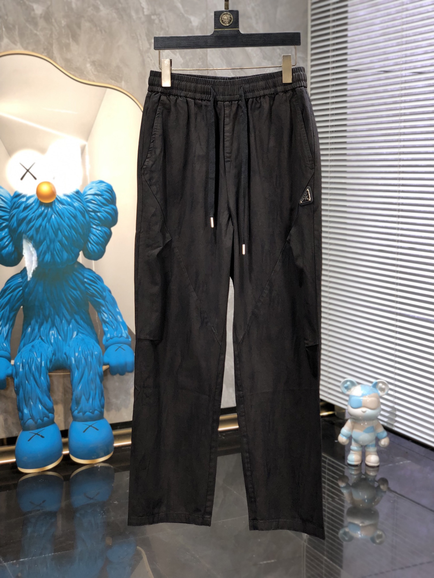 普拉达。26年春夏专柜新品同步上市。原单订制高品质时尚休闲裤。超级百搭款。独家定制面料，手感细腻柔软，贴