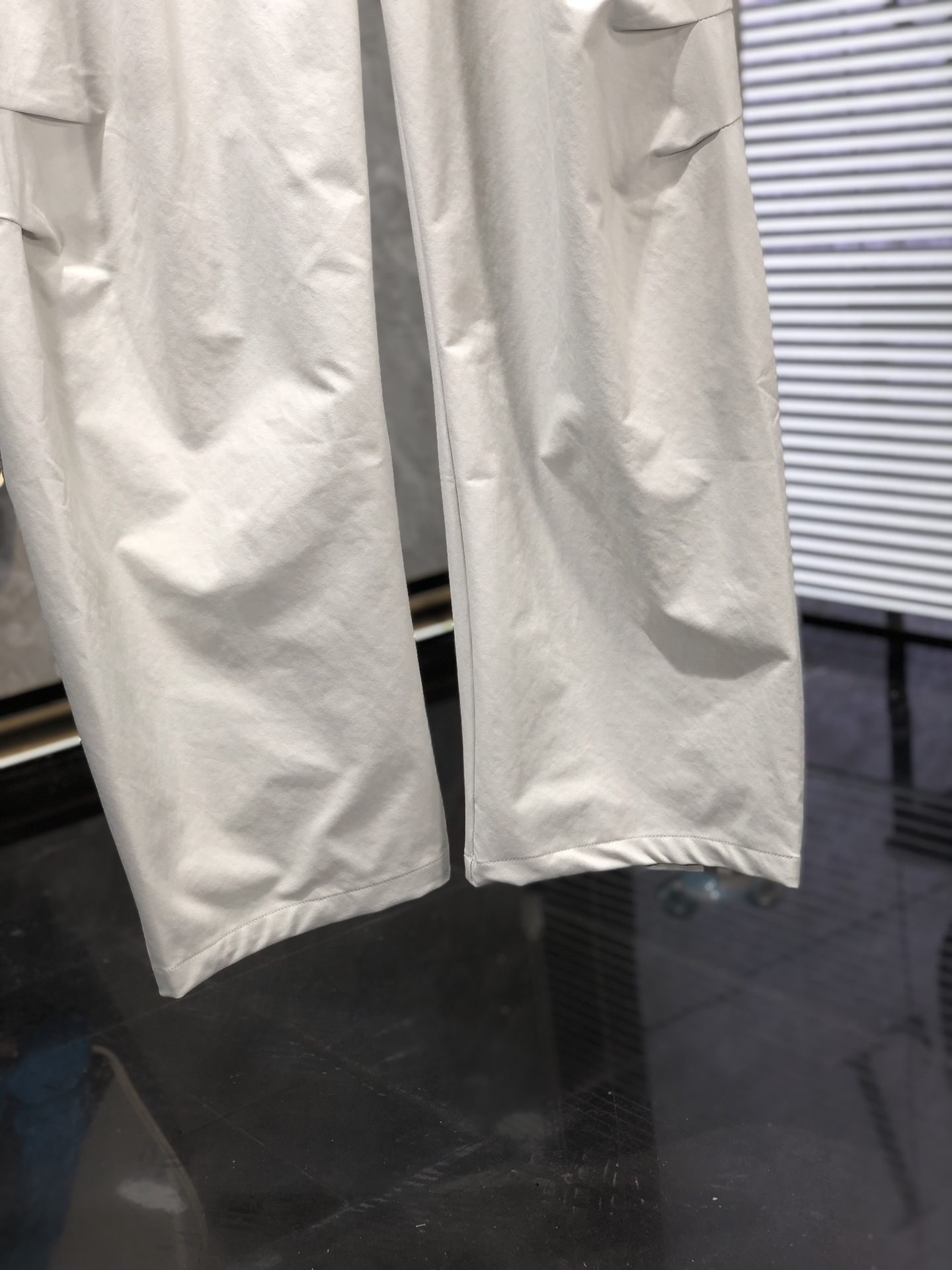巴黎世家。26年春夏专柜新品同步上市。原单订制高品质时尚休闲裤。超级百搭款。独家定制面料，手感细腻柔软，