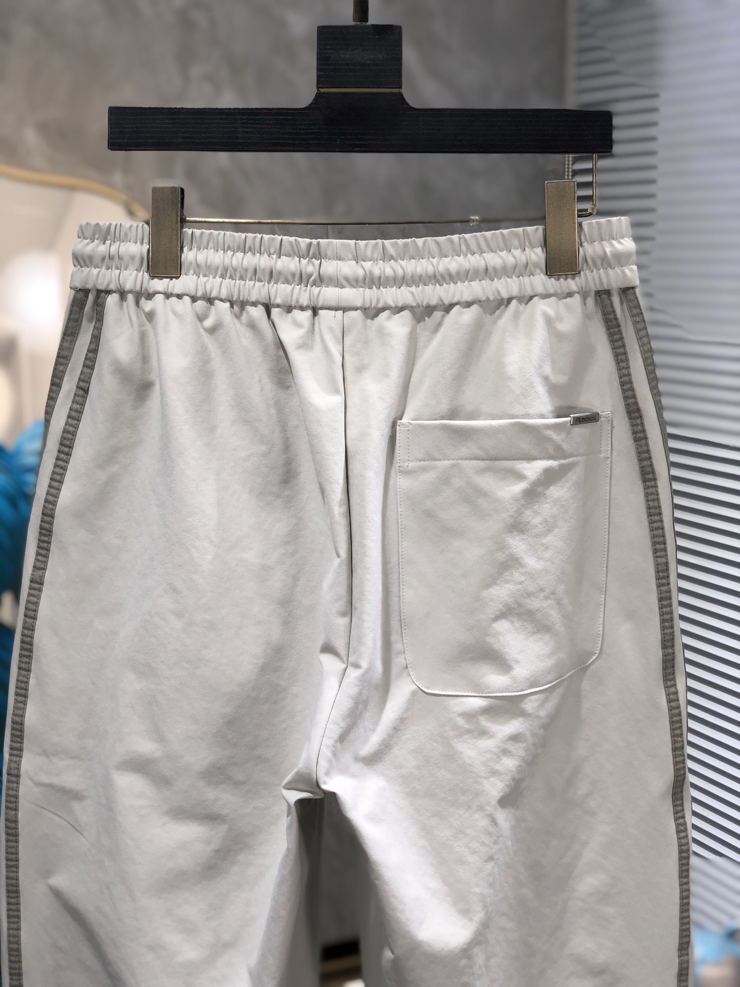 巴黎世家。26年春夏专柜新品同步上市。原单订制高品质时尚休闲裤。超级百搭款。独家定制面料，手感细腻柔软，
