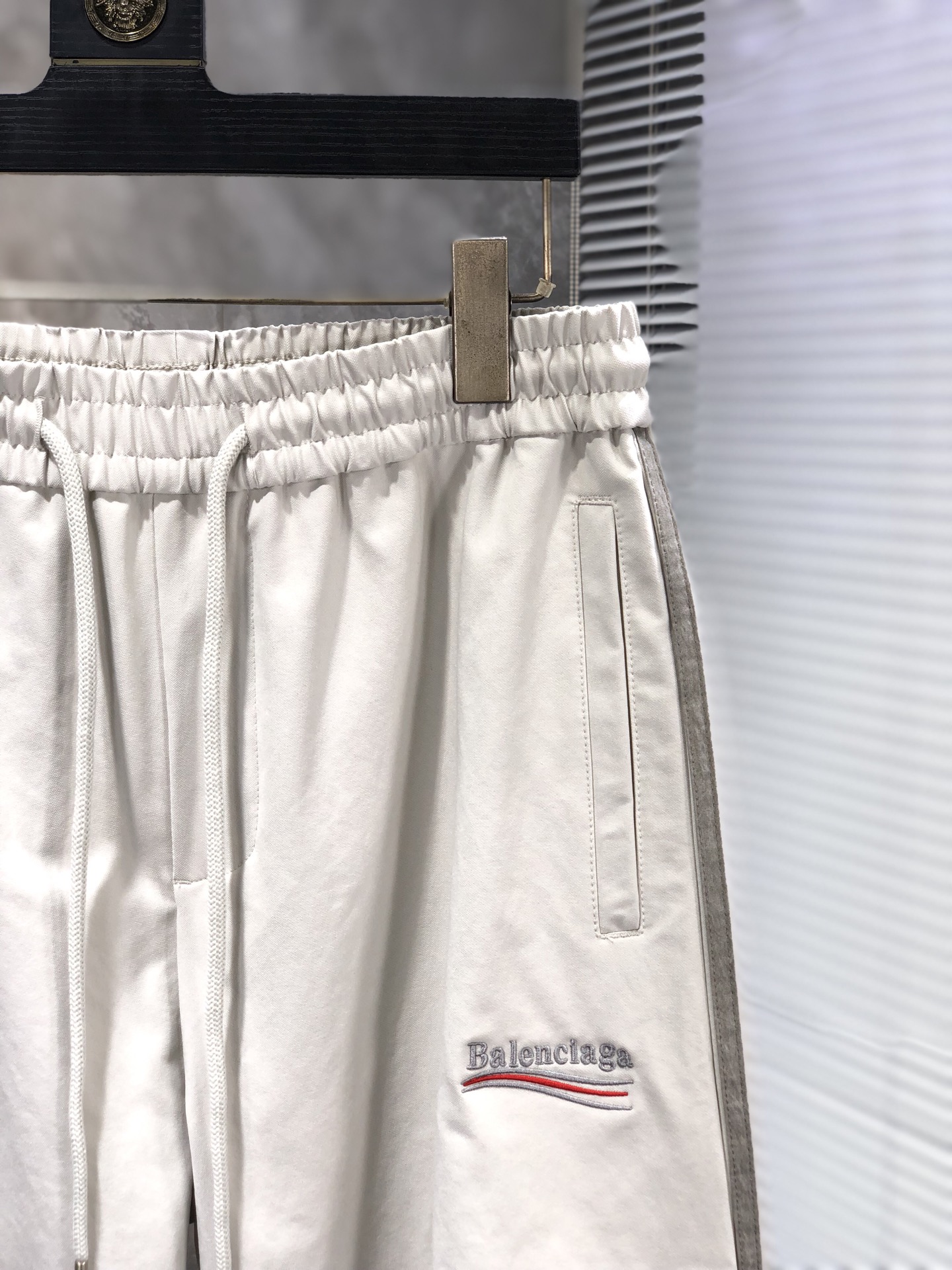 巴黎世家。26年春夏专柜新品同步上市。原单订制高品质时尚休闲裤。超级百搭款。独家定制面料，手感细腻柔软，