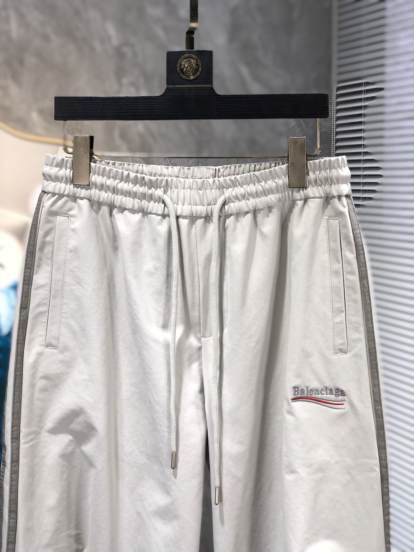 巴黎世家。26年春夏专柜新品同步上市。原单订制高品质时尚休闲裤。超级百搭款。独家定制面料，手感细腻柔软，