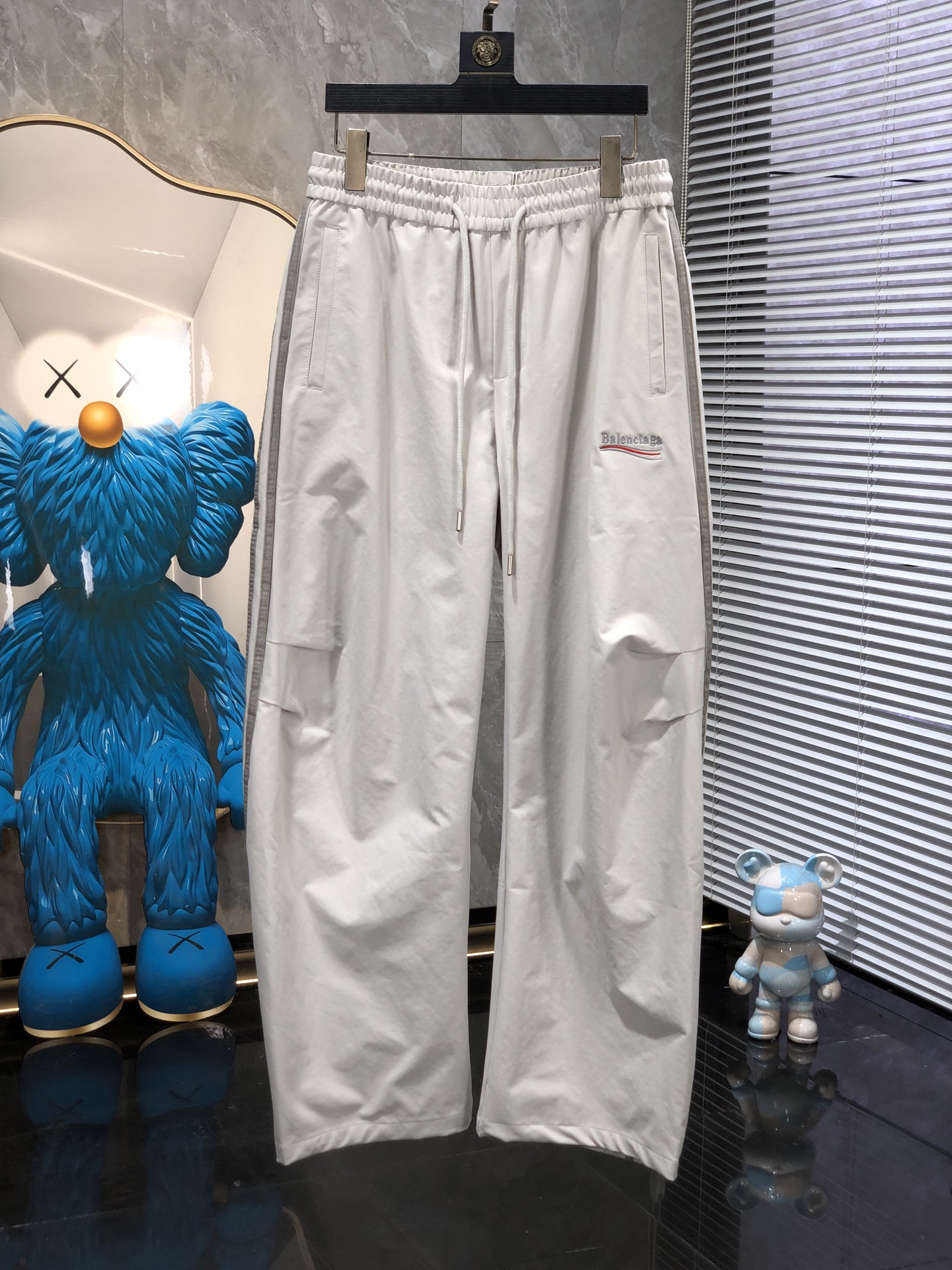 巴黎世家。26年春夏专柜新品同步上市。原单订制高品质时尚休闲裤。超级百搭款。独家定制面料，手感细腻柔软，