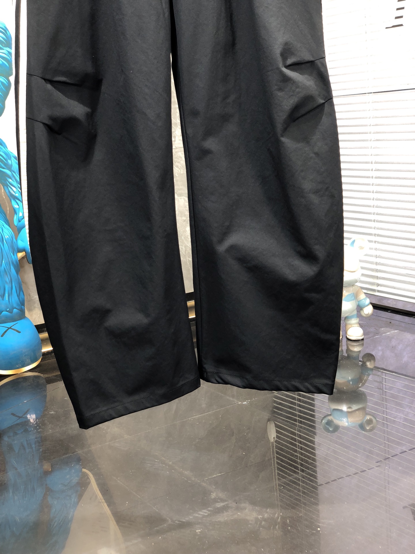 巴黎世家。26年春夏专柜新品同步上市。原单订制高品质时尚休闲裤。超级百搭款。独家定制面料，手感细腻柔软，