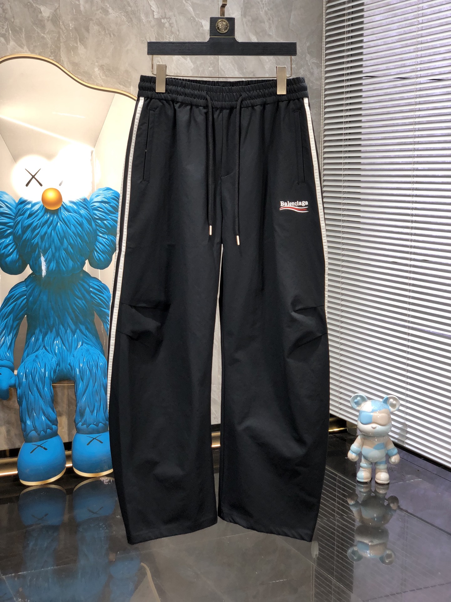 巴黎世家。26年春夏专柜新品同步上市。原单订制高品质时尚休闲裤。超级百搭款。独家定制面料，手感细腻柔软，