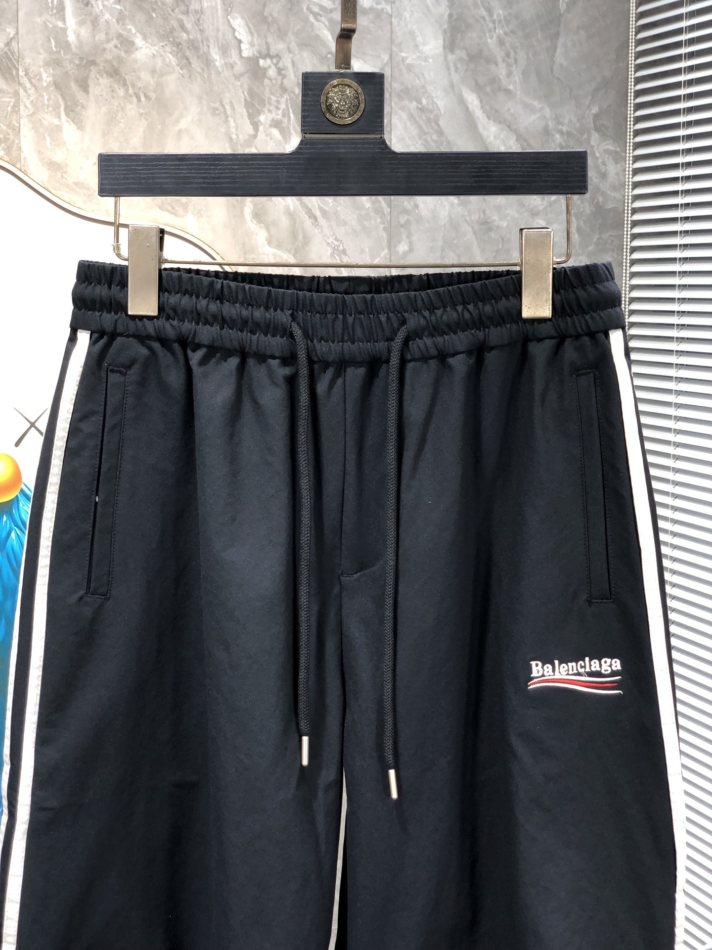 巴黎世家。26年春夏专柜新品同步上市。原单订制高品质时尚休闲裤。超级百搭款。独家定制面料，手感细腻柔软，