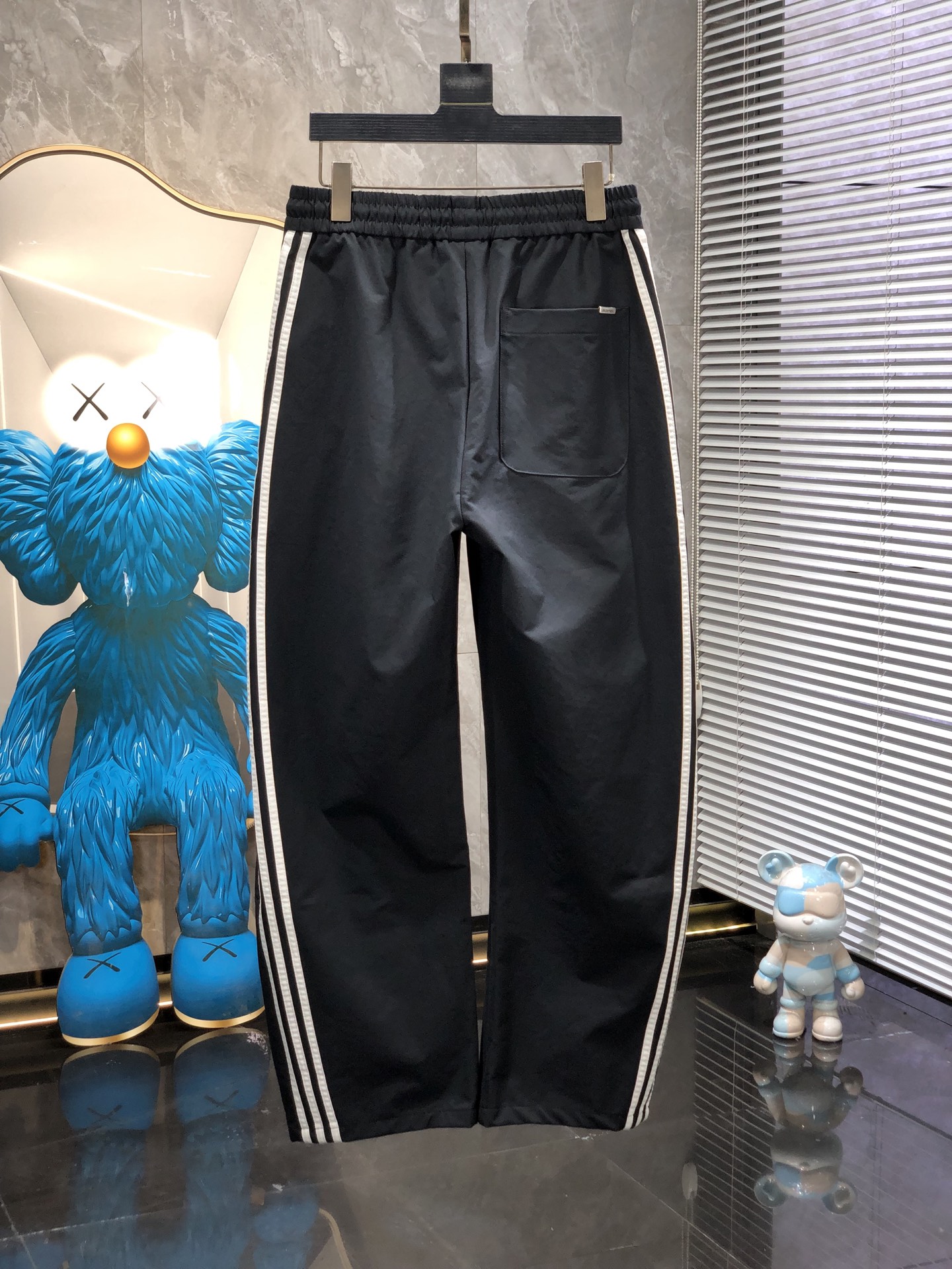 巴黎世家。26年春夏专柜新品同步上市。原单订制高品质时尚休闲裤。超级百搭款。独家定制面料，手感细腻柔软，