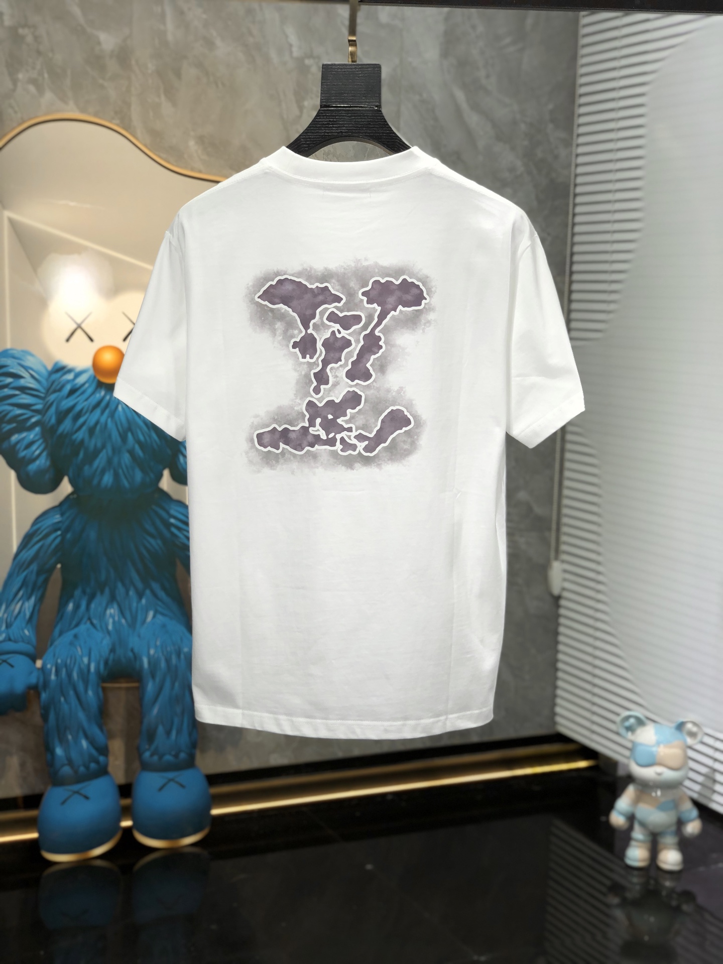 Lv。🉑️穿200斤。2026春夏新品时尚圆领短袖👍高级定制百搭款式！更有实用感 任何人都可以轻松驾驭 