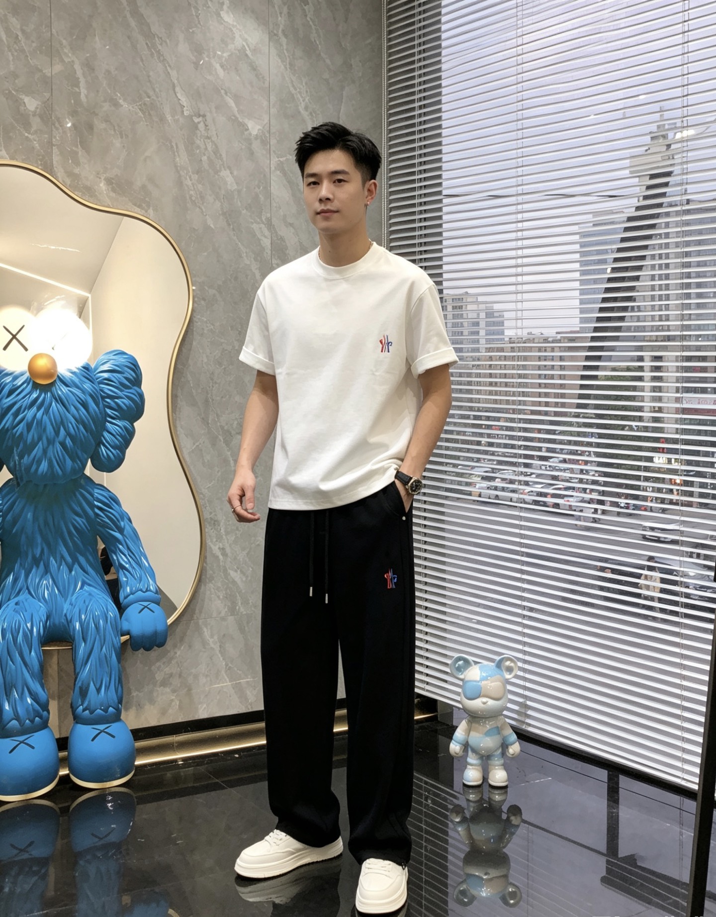 蒙口。26年春夏专柜新品同步上市。原单订制高品质时尚休闲裤。超级百搭款。独家定制面料，手感细腻柔软，贴身