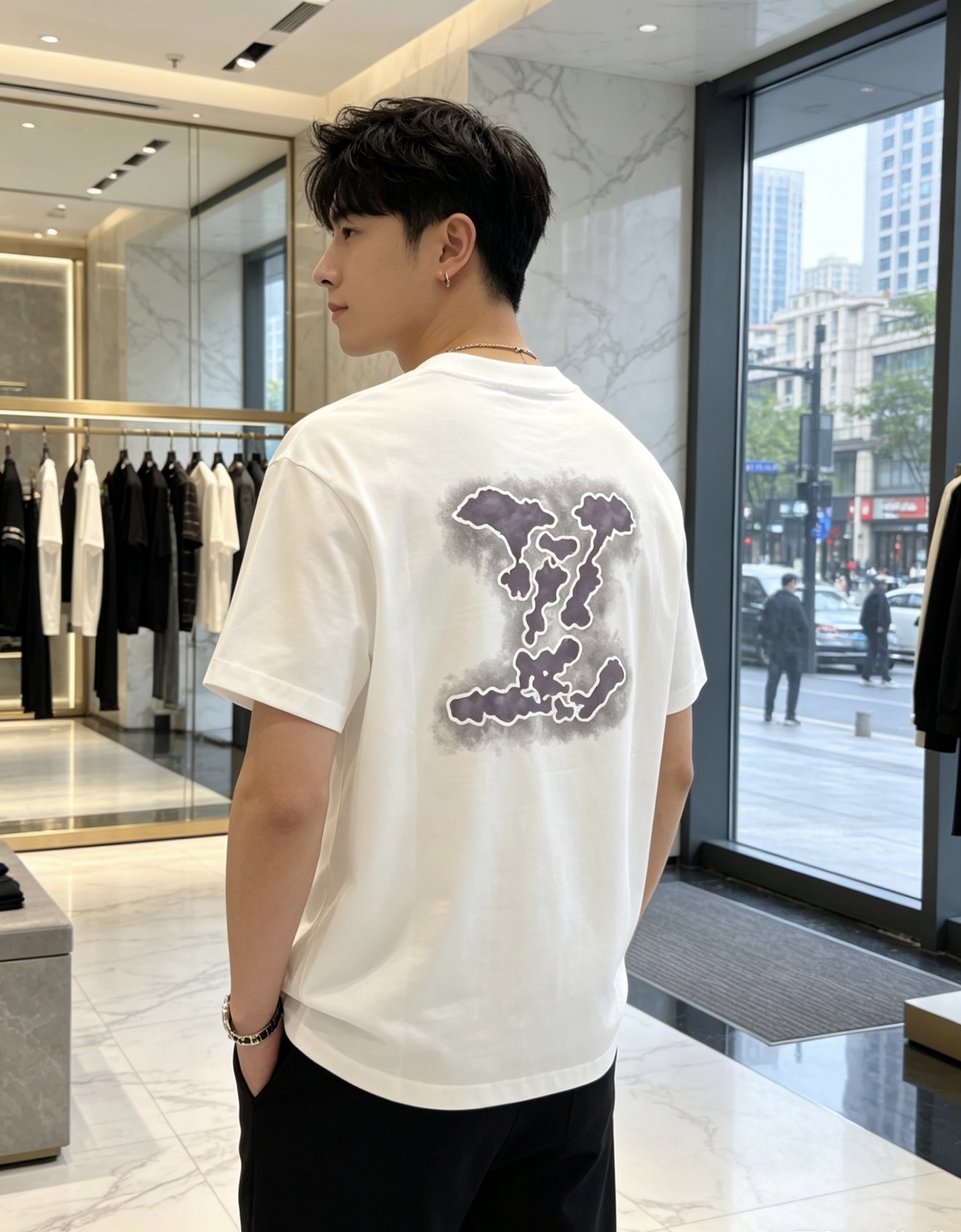 Lv。🉑️穿200斤。2026春夏新品时尚圆领短袖👍高级定制百搭款式！更有实用感 任何人都可以轻松驾驭 