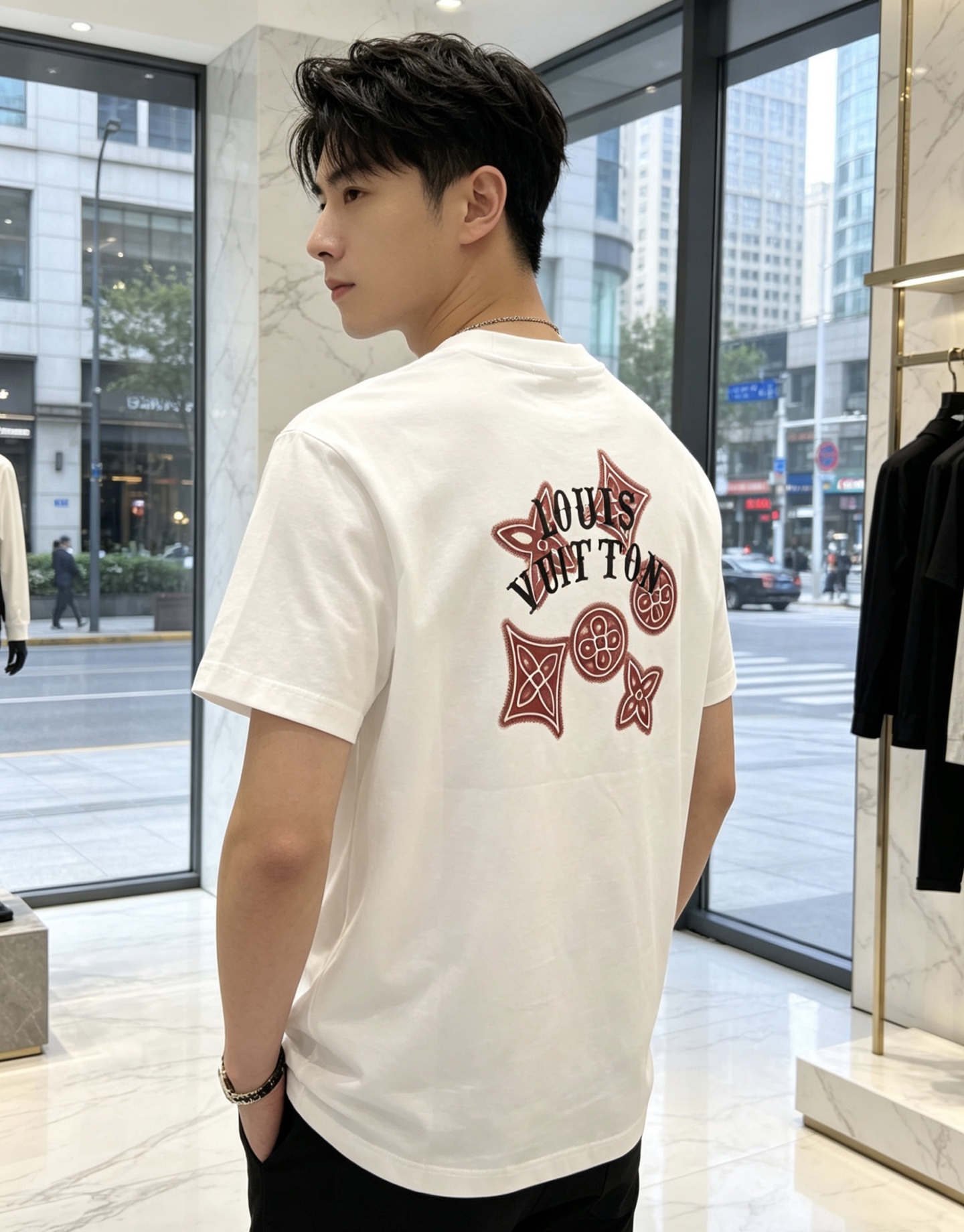 Lv。🉑️穿200斤。2026春夏新品时尚圆领短袖👍高级定制百搭款式！更有实用感 任何人都可以轻松驾驭 