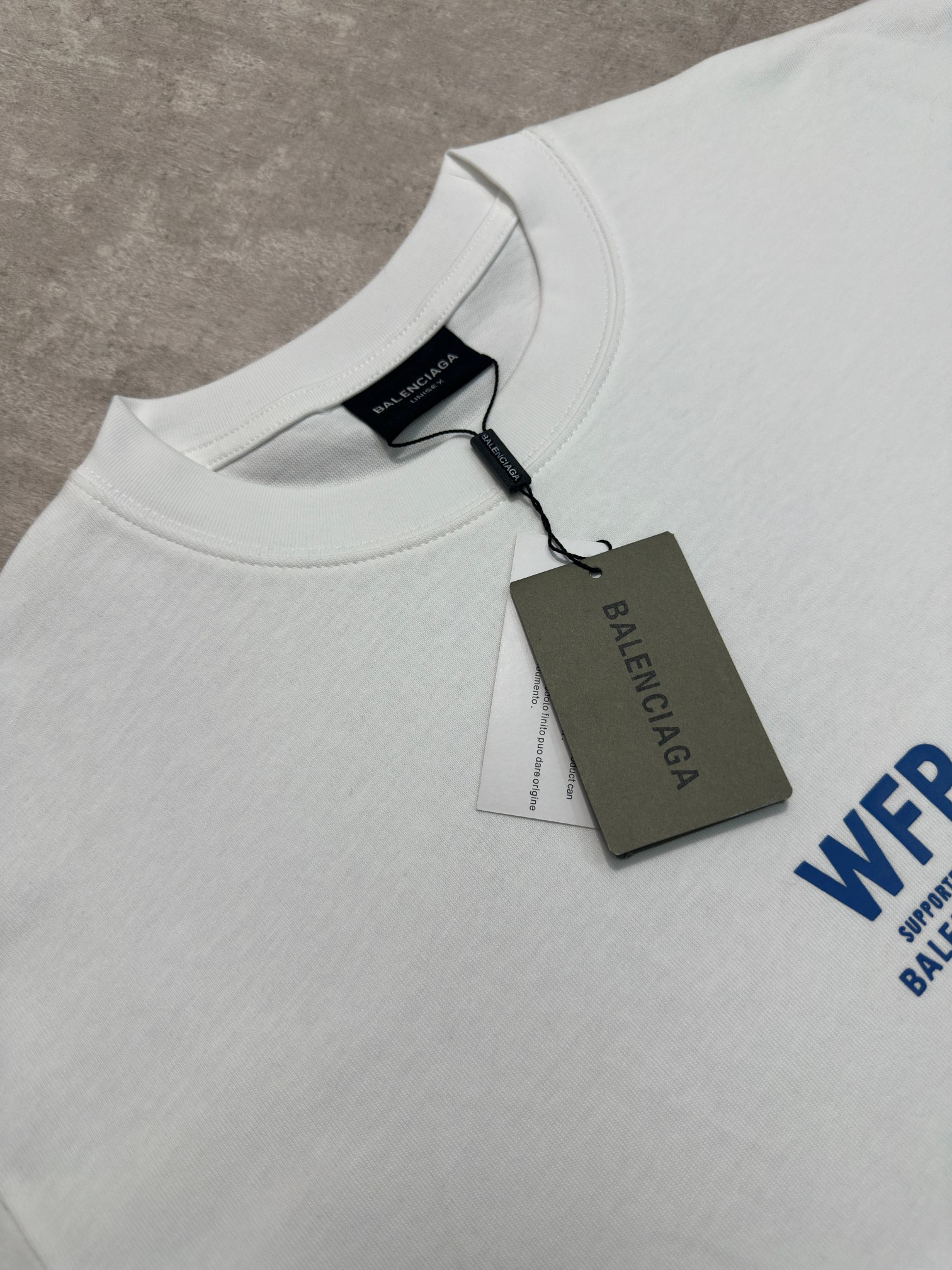 Balenciaga 款式：Balenciaga 巴黎世家 WFP联合国粮食组织系列，潮与善意印花联名短袖T恤