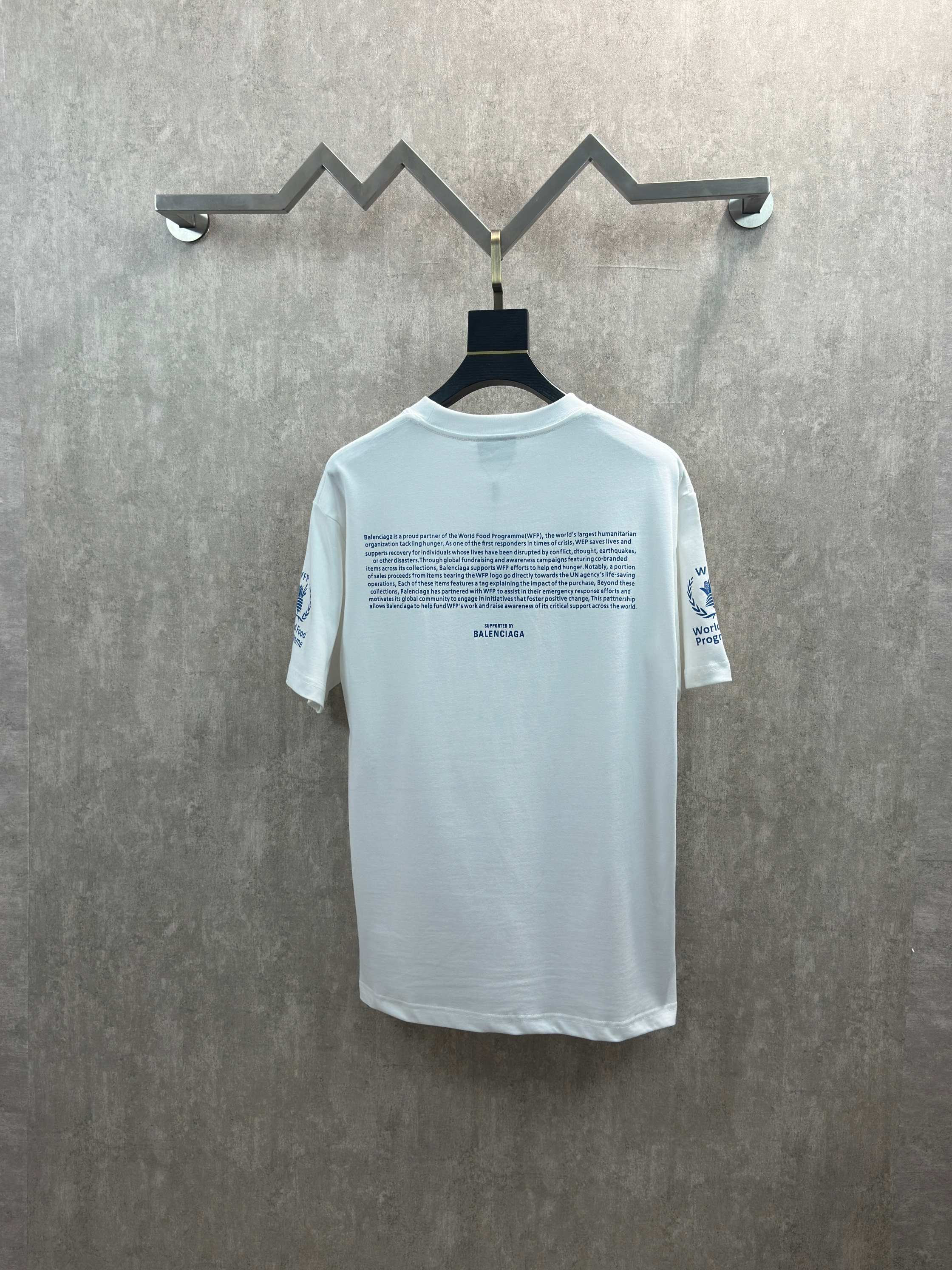 Balenciaga 款式：Balenciaga 巴黎世家 WFP联合国粮食组织系列，潮与善意印花联名短袖T恤