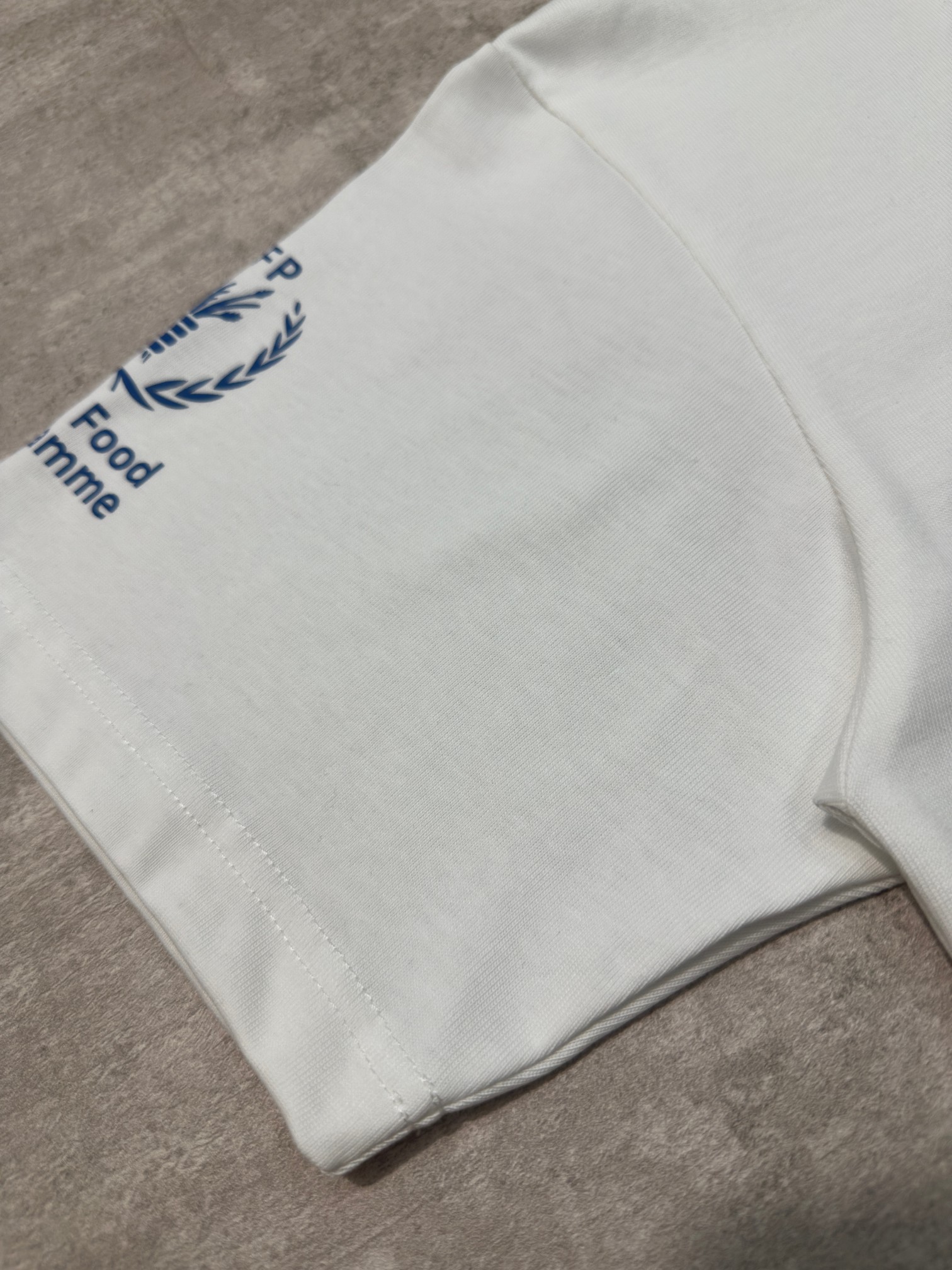 Balenciaga 款式：Balenciaga 巴黎世家 WFP联合国粮食组织系列，潮与善意印花联名短袖T恤