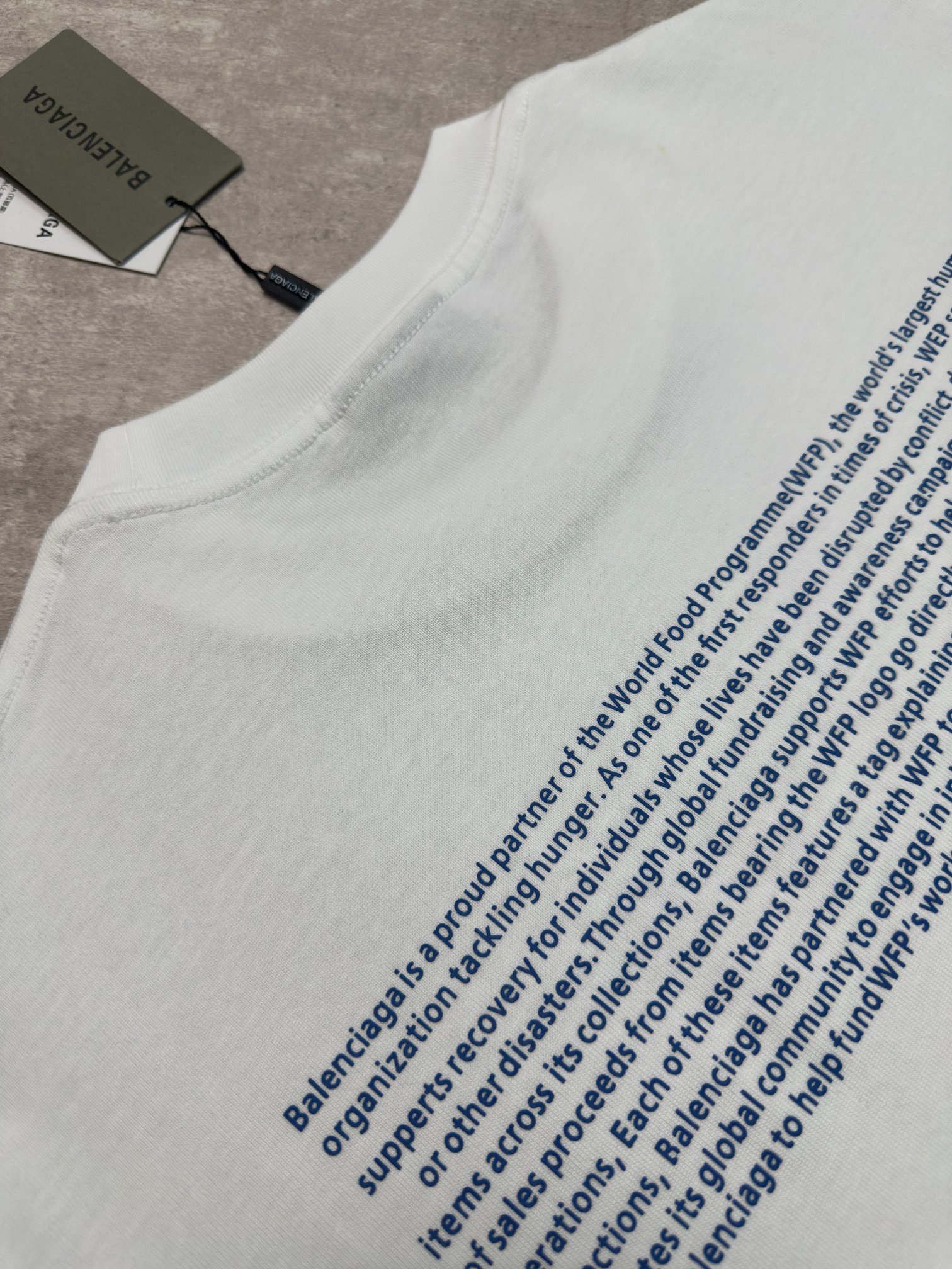 Balenciaga 款式：Balenciaga 巴黎世家 WFP联合国粮食组织系列，潮与善意印花联名短袖T恤