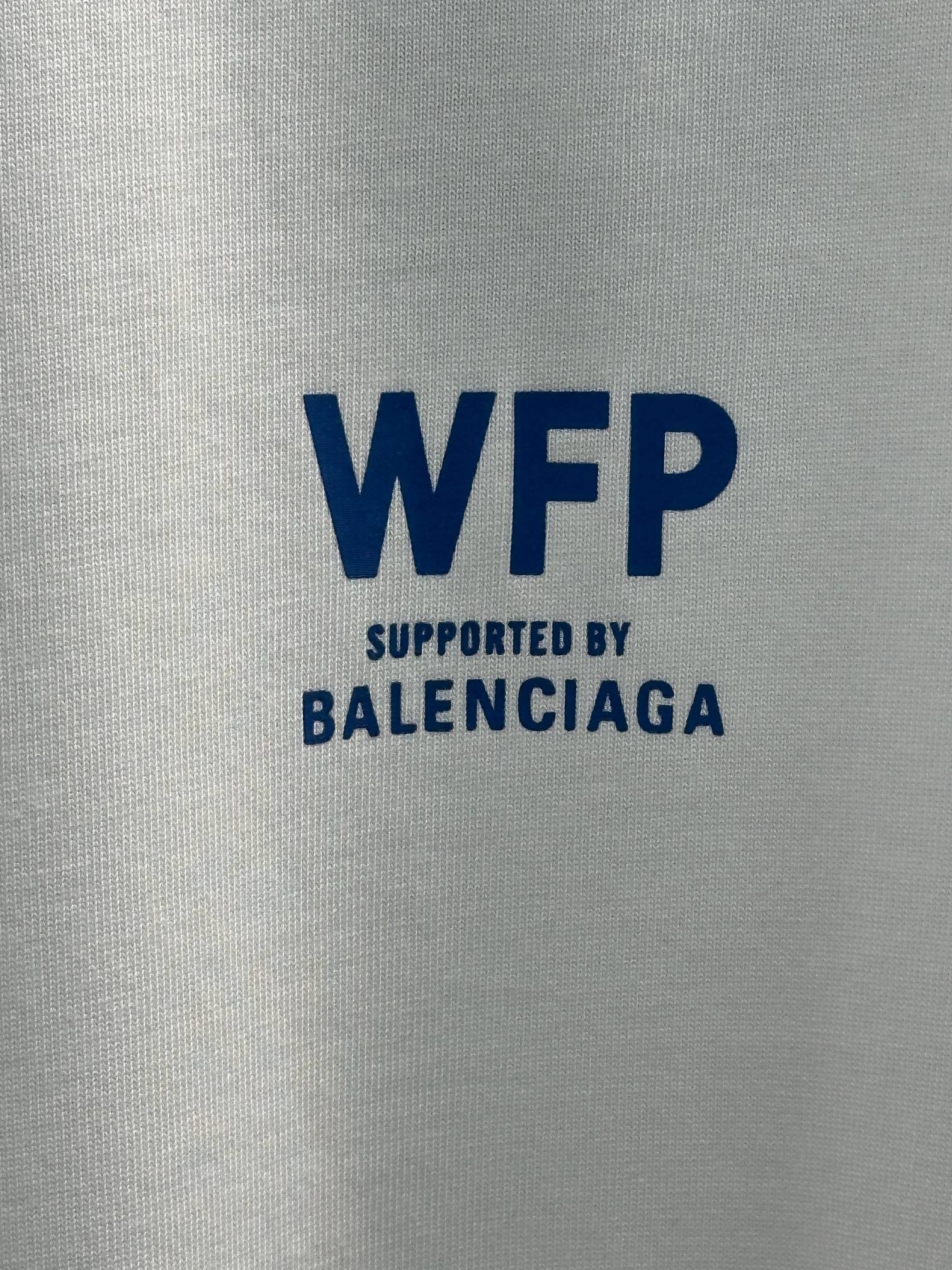 Balenciaga 款式：Balenciaga 巴黎世家 WFP联合国粮食组织系列，潮与善意印花联名短袖T恤