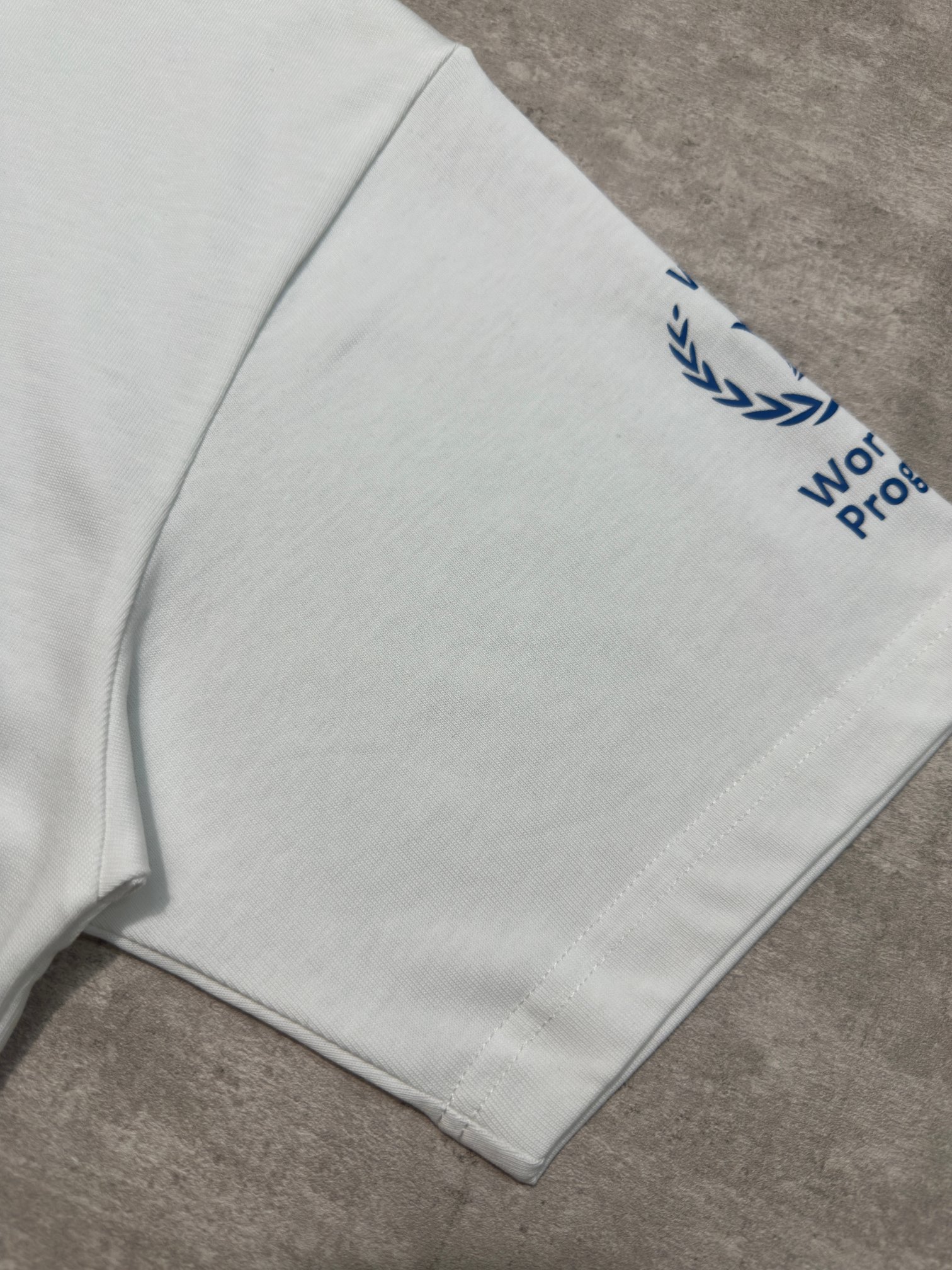 Balenciaga 款式：Balenciaga 巴黎世家 WFP联合国粮食组织系列，潮与善意印花联名短袖T恤