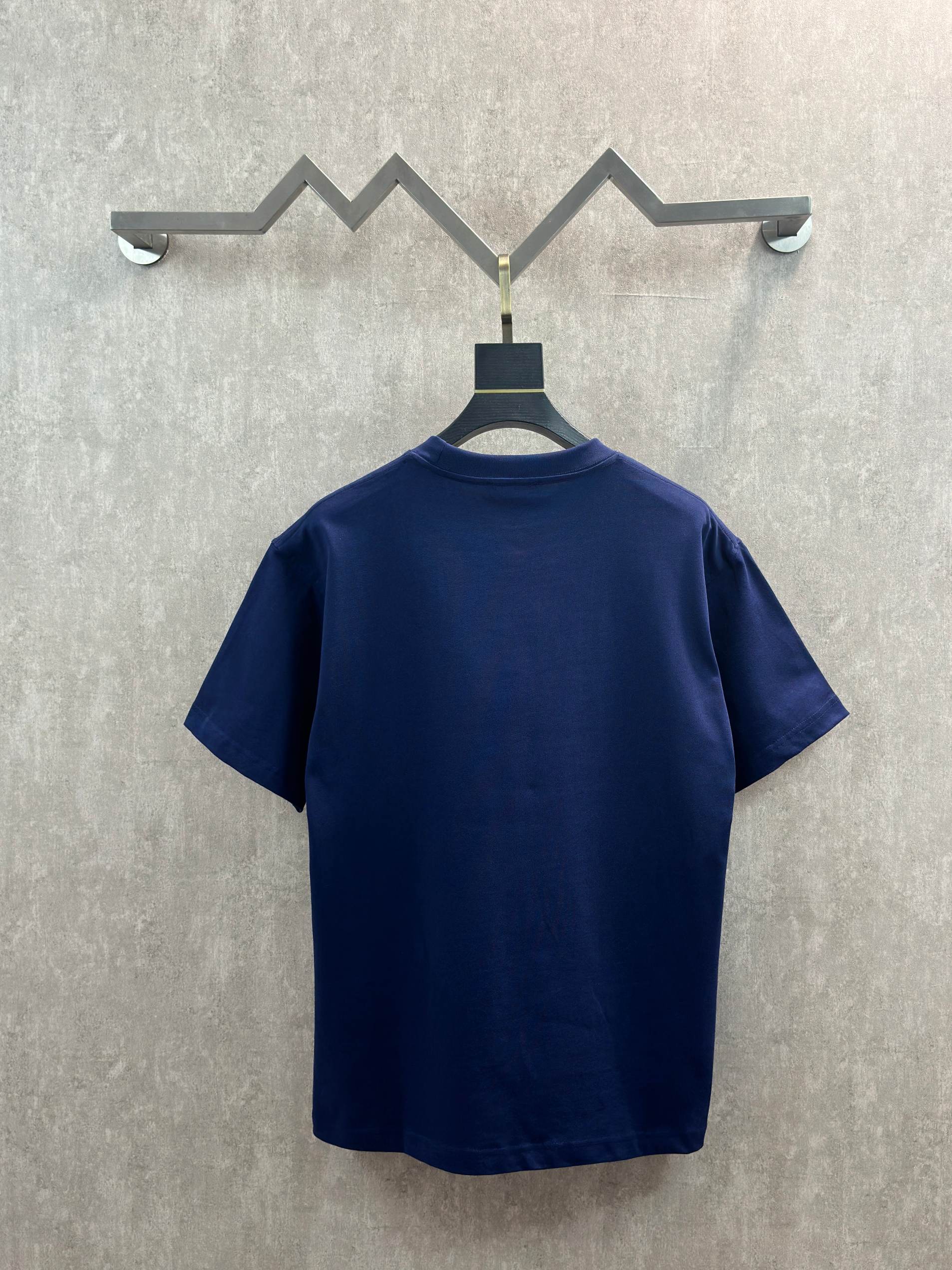 Fendi 款式：FENDI芬迪贴布刺绣小狗圆领短袖T恤