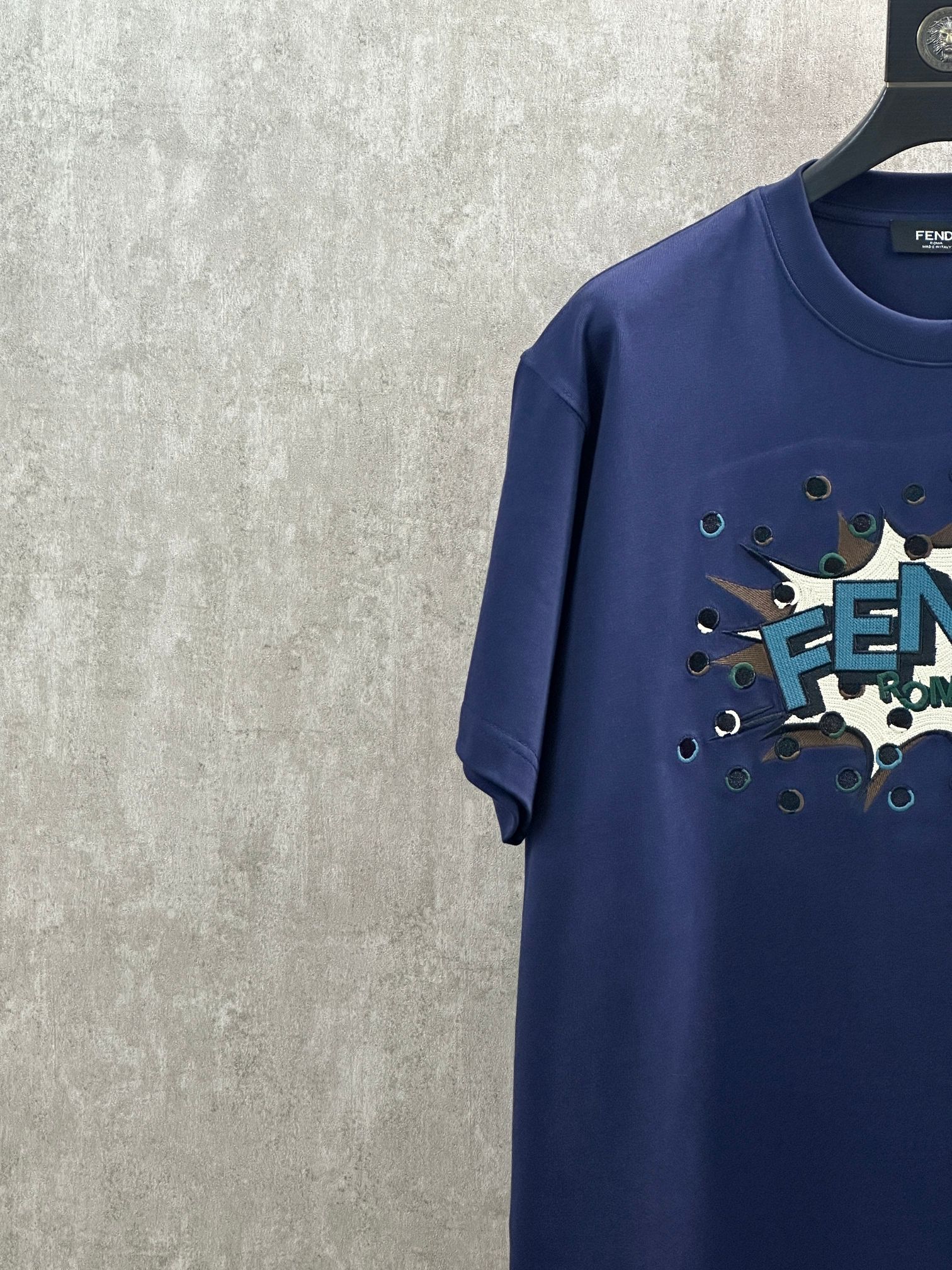 Fendi 款式：FD芬迪爆孔刺绣圆领短袖 T恤