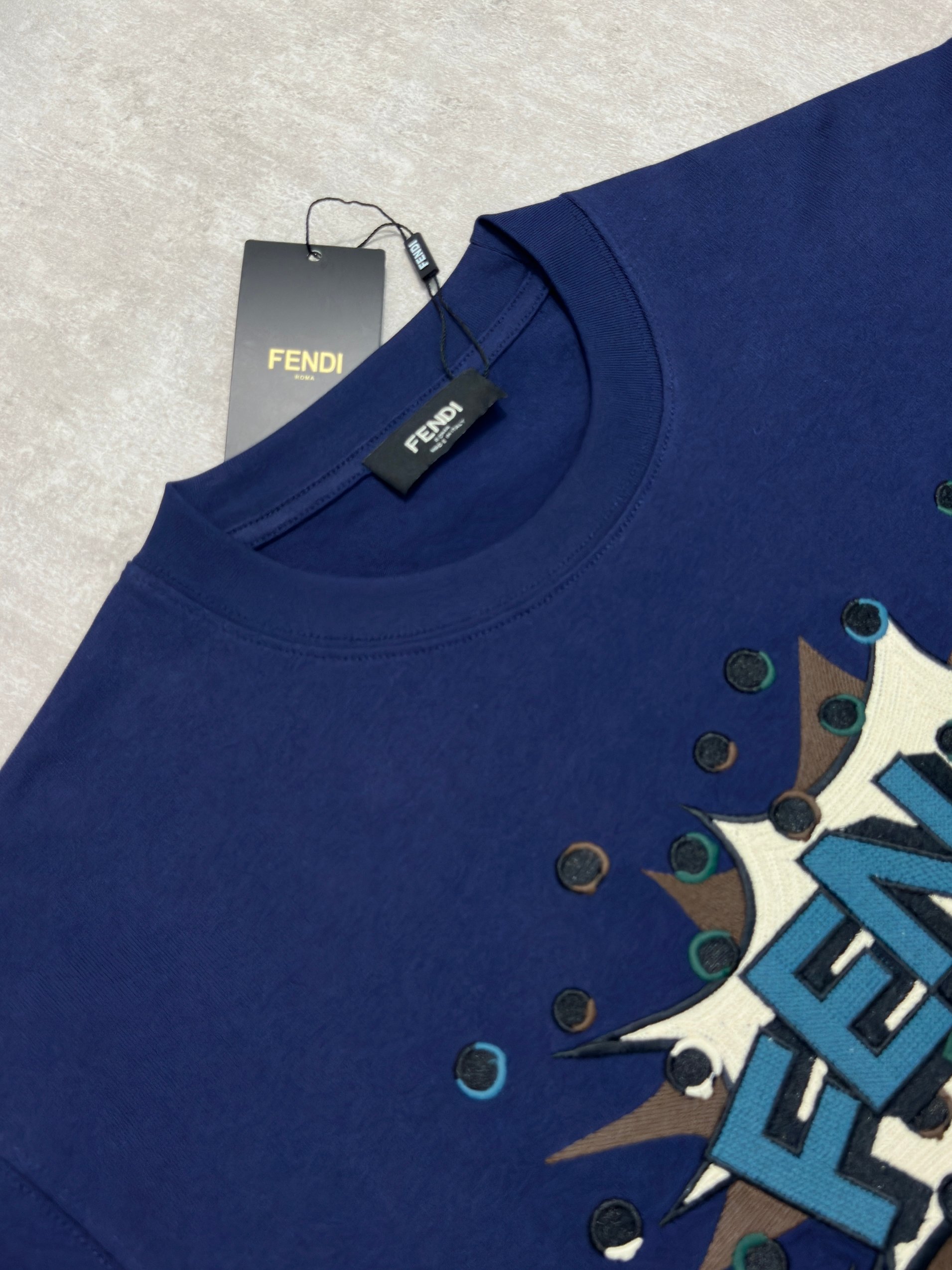 Fendi 款式：FD芬迪爆孔刺绣圆领短袖 T恤