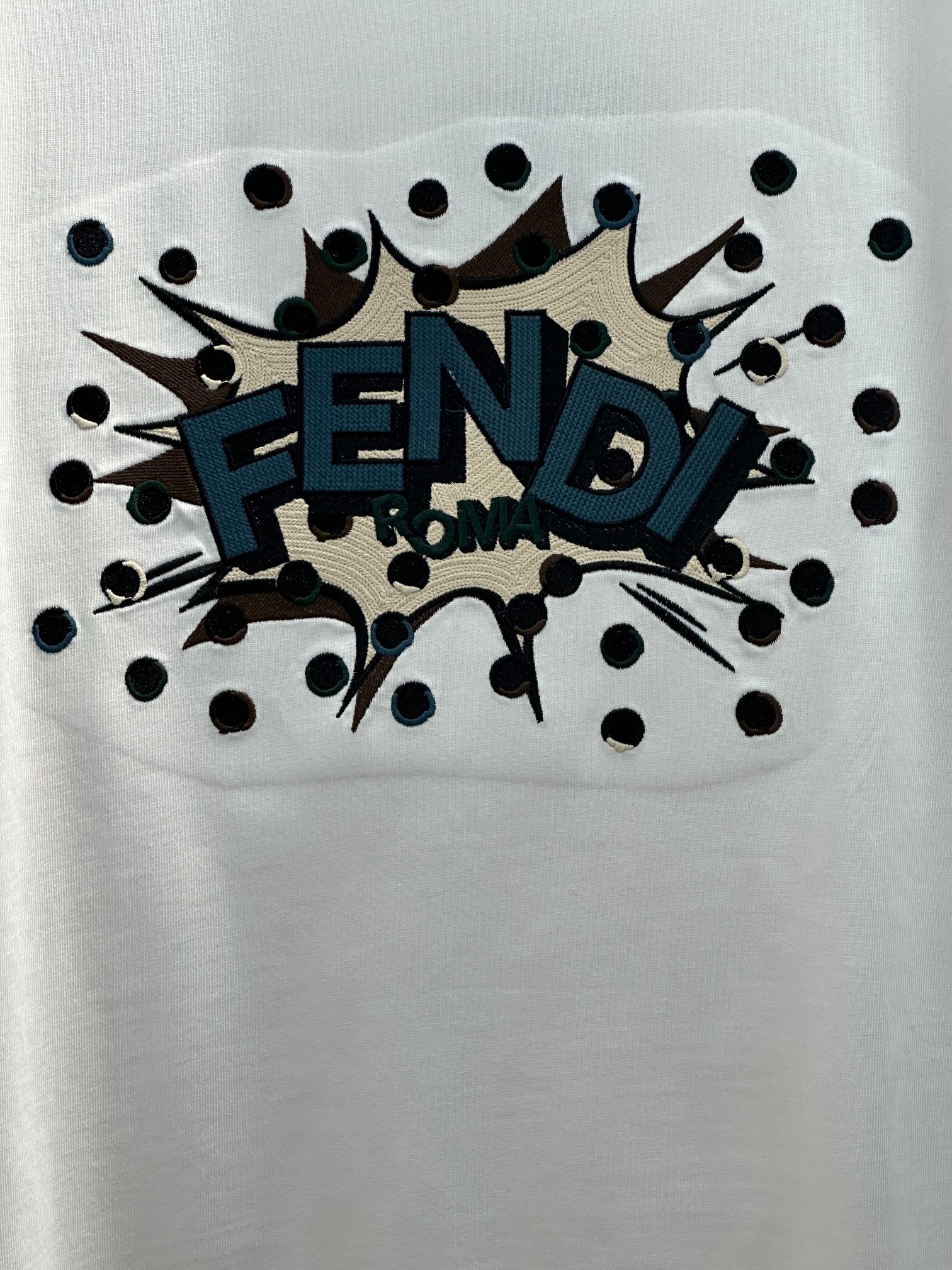 Fendi 款式：FD芬迪爆孔刺绣圆领短袖 T恤