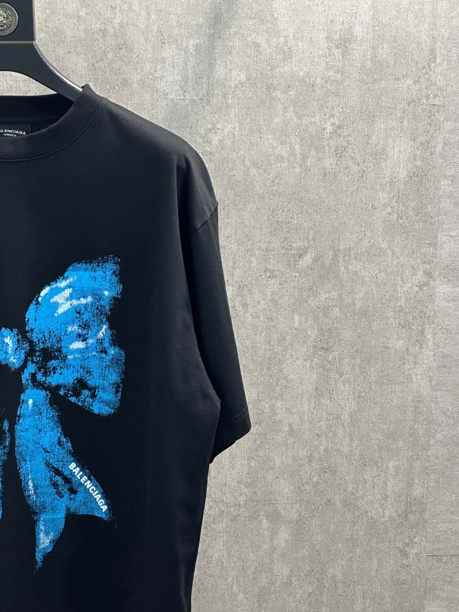 Balenciaga 款式：Balenciaga 巴黎世家蓝色裂痕蝴蝶印花圆领短袖T恤