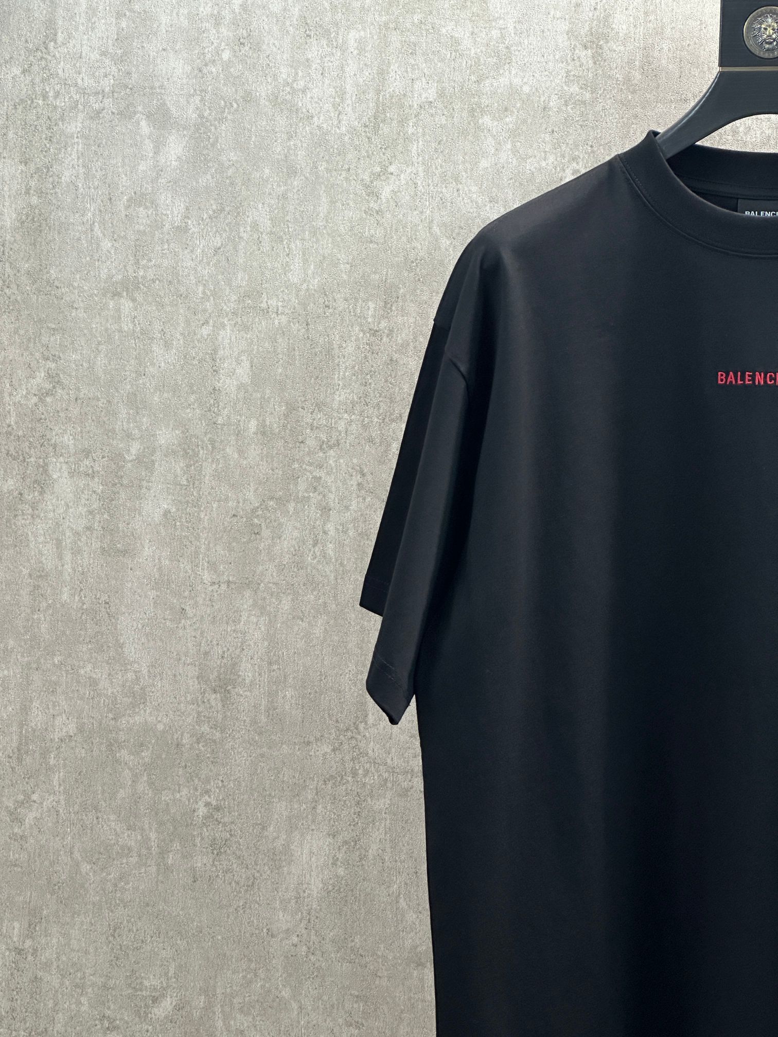 Balenciaga 款式：Balenciaga 巴黎世家 字母刺绣图案圆领短袖T恤