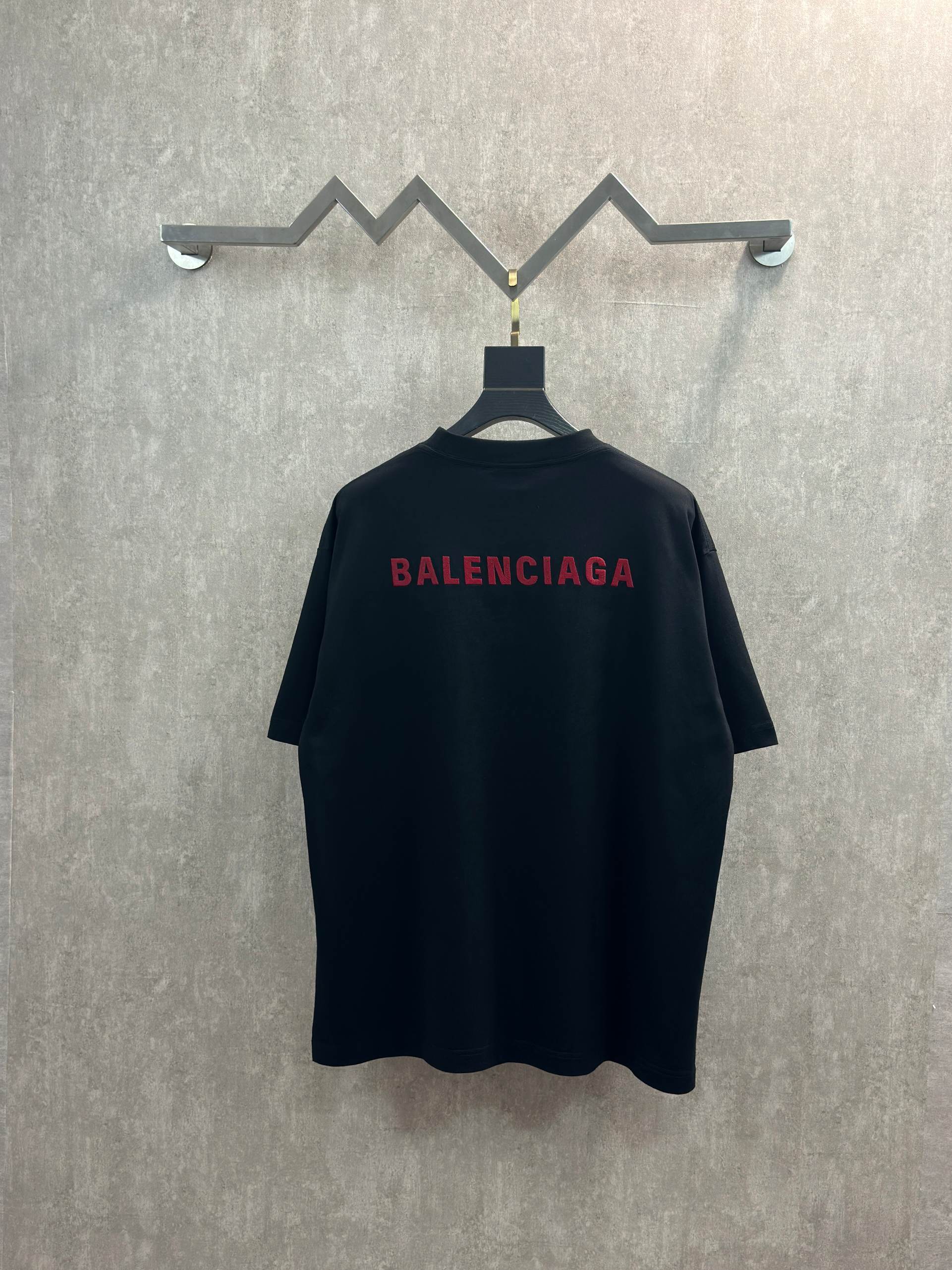 Balenciaga 款式：Balenciaga 巴黎世家 字母刺绣图案圆领短袖T恤