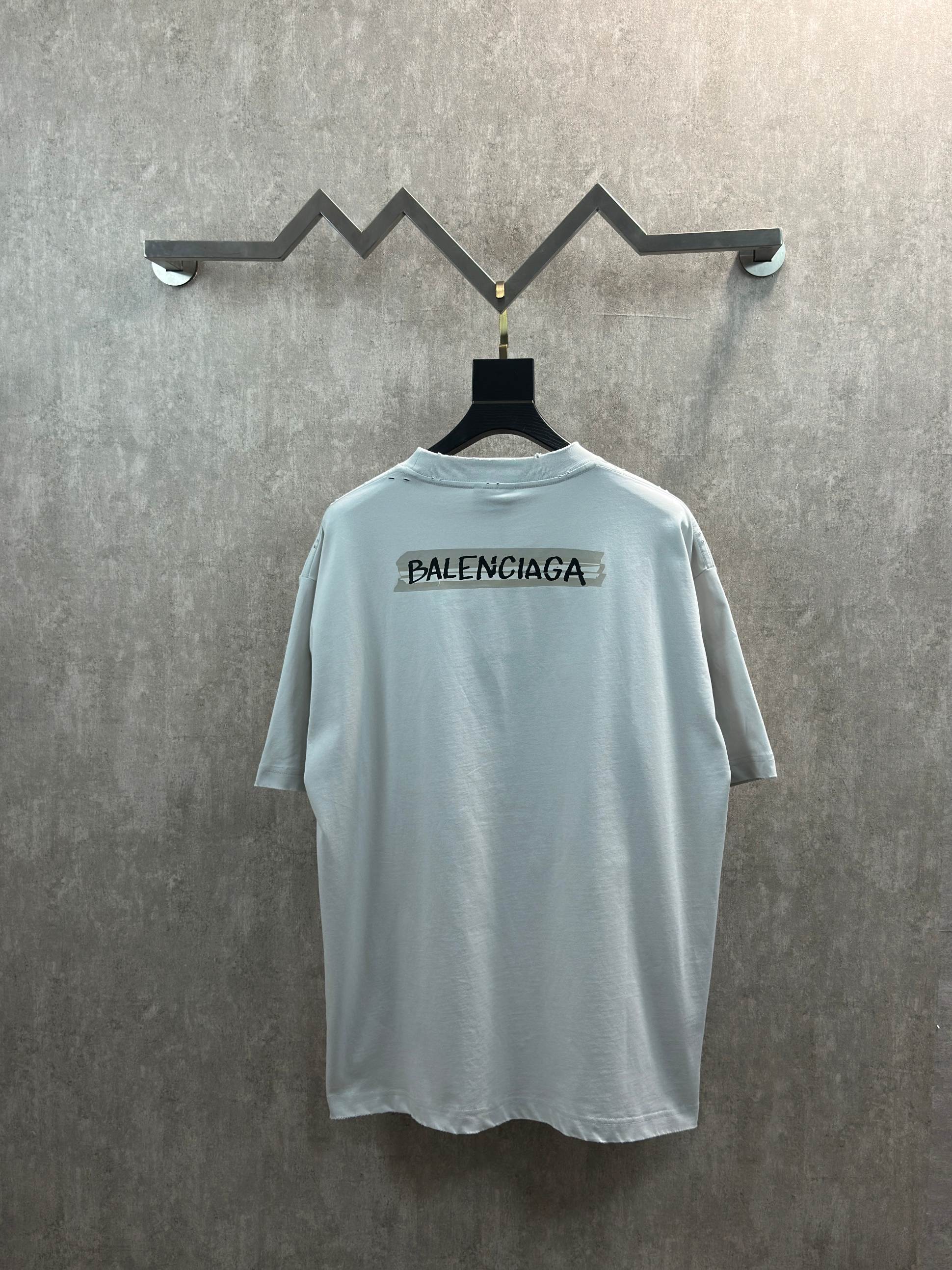Balenciaga 款式：Balenciaga 巴黎世家 字母白底胶印圆领短袖T恤