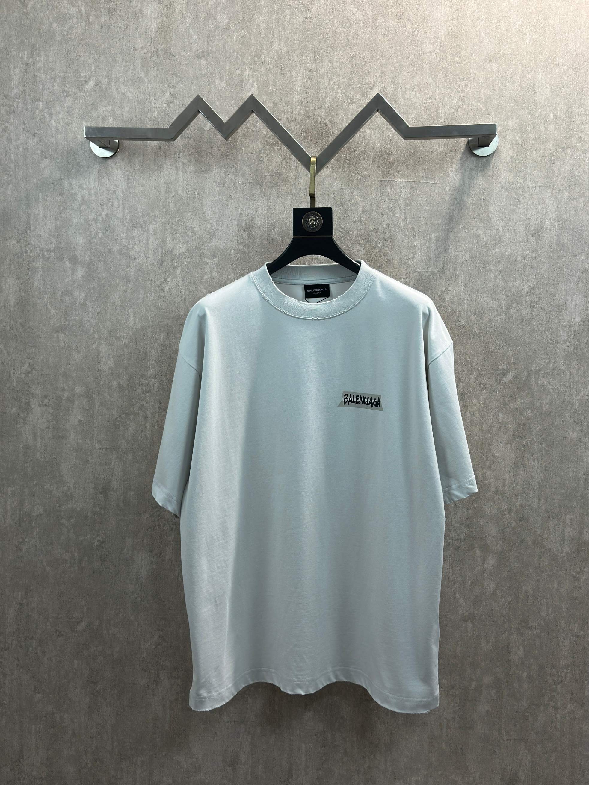 Balenciaga 款式：Balenciaga 巴黎世家 字母白底胶印圆领短袖T恤