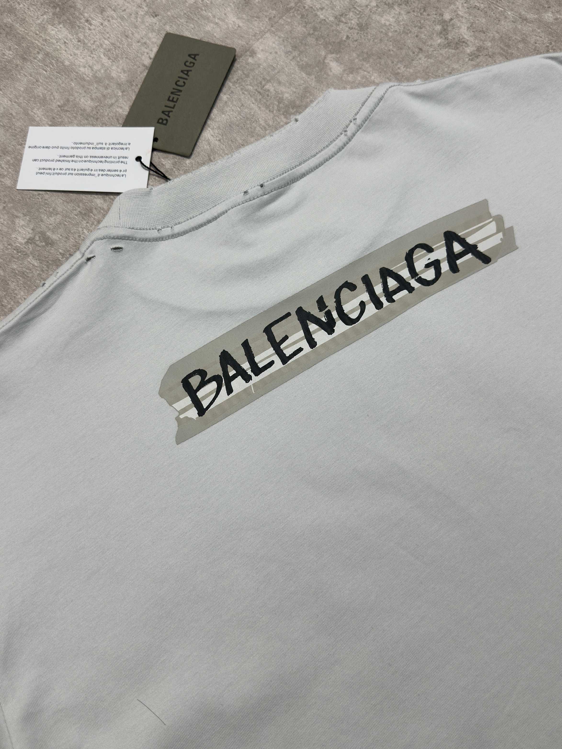 Balenciaga 款式：Balenciaga 巴黎世家 字母白底胶印圆领短袖T恤