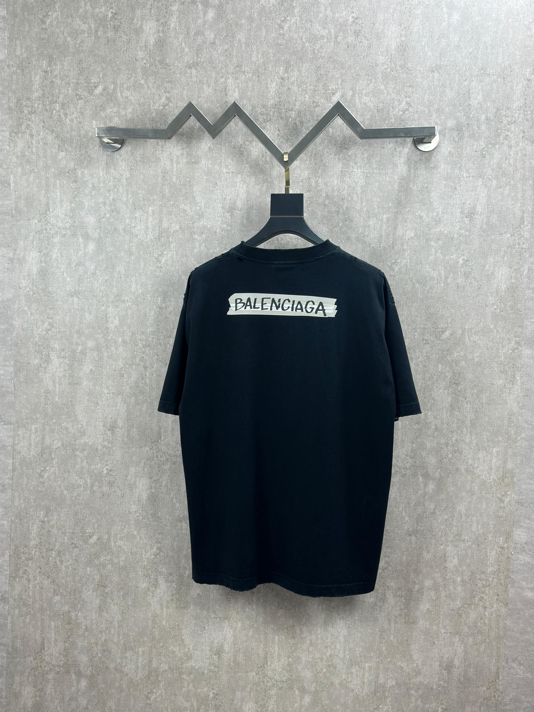 Balenciaga 款式：Balenciaga 巴黎世家 字母白底胶印圆领短袖T恤