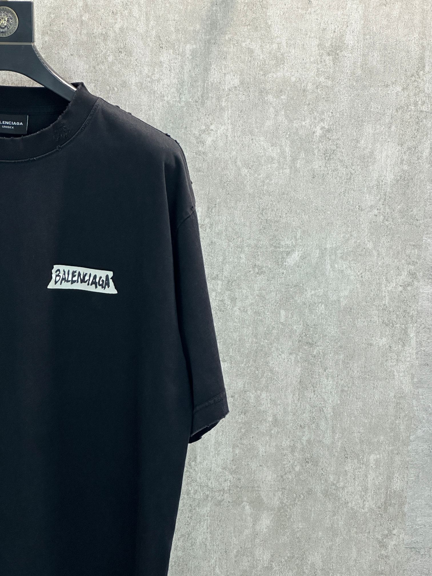 Balenciaga 款式：Balenciaga 巴黎世家 字母白底胶印圆领短袖T恤