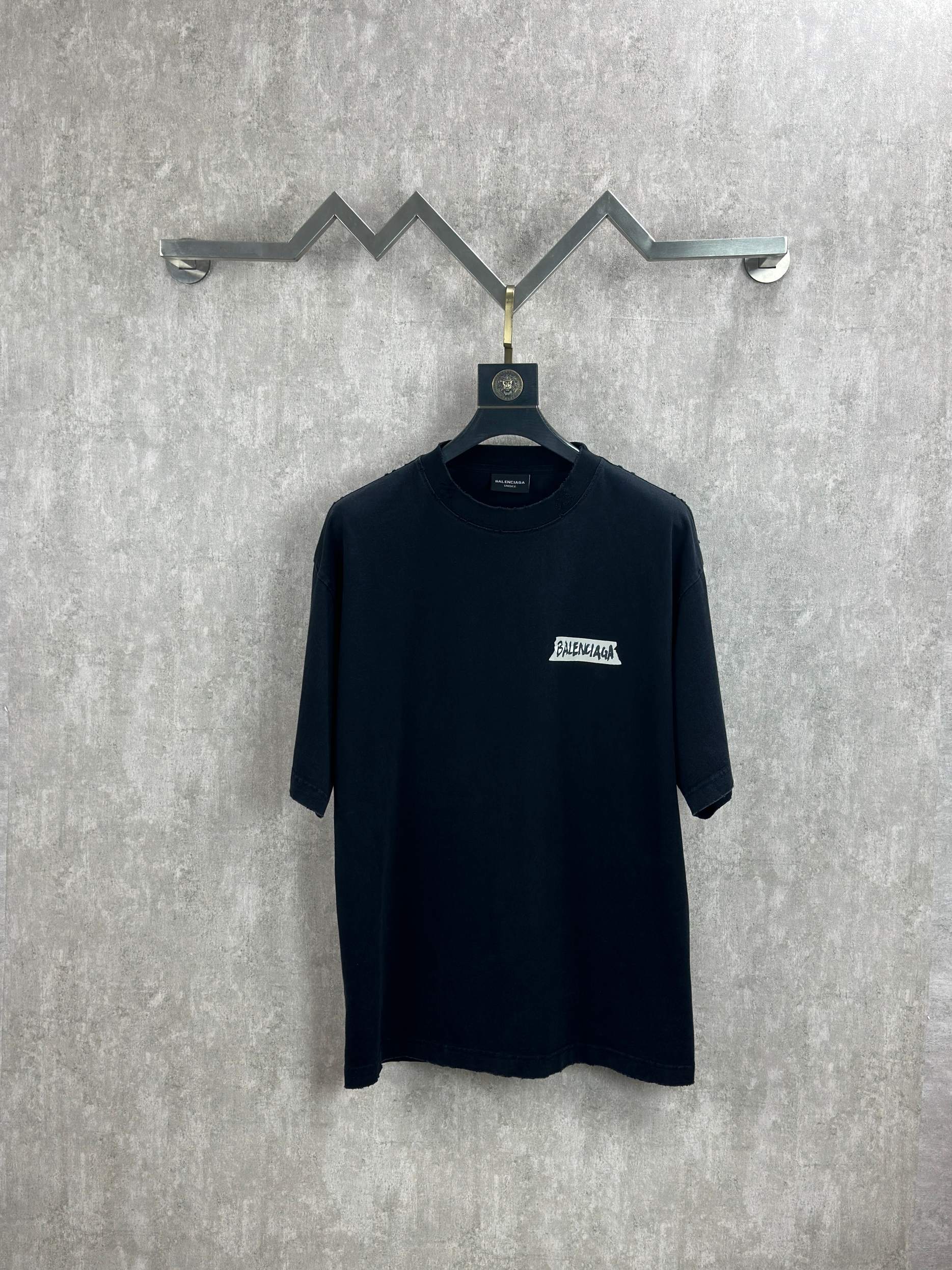 Balenciaga 款式：Balenciaga 巴黎世家 字母白底胶印圆领短袖T恤