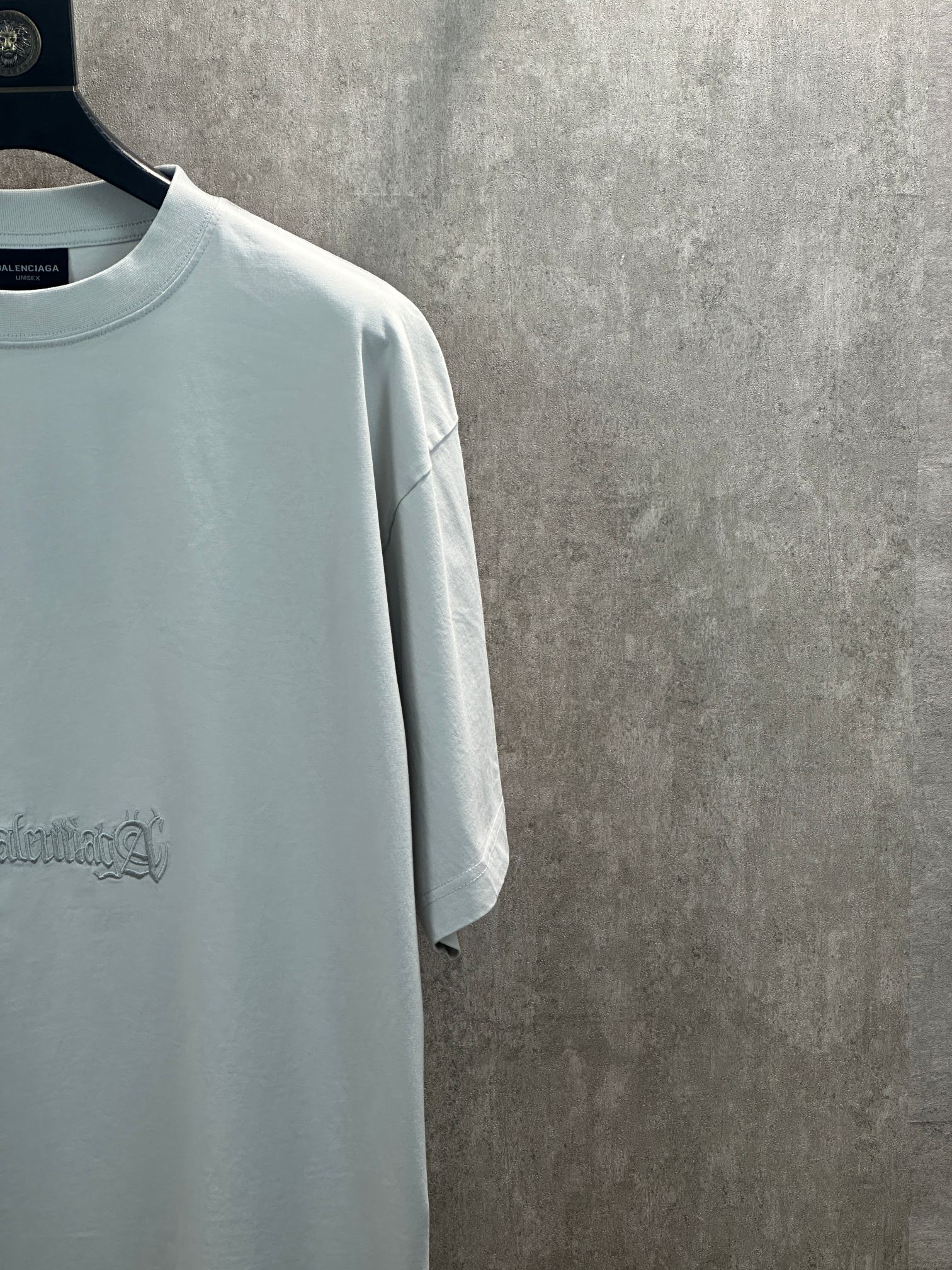 Balenciaga 款式：Balenciaga 巴黎世家 梵文刺绣图案圆领短袖T恤