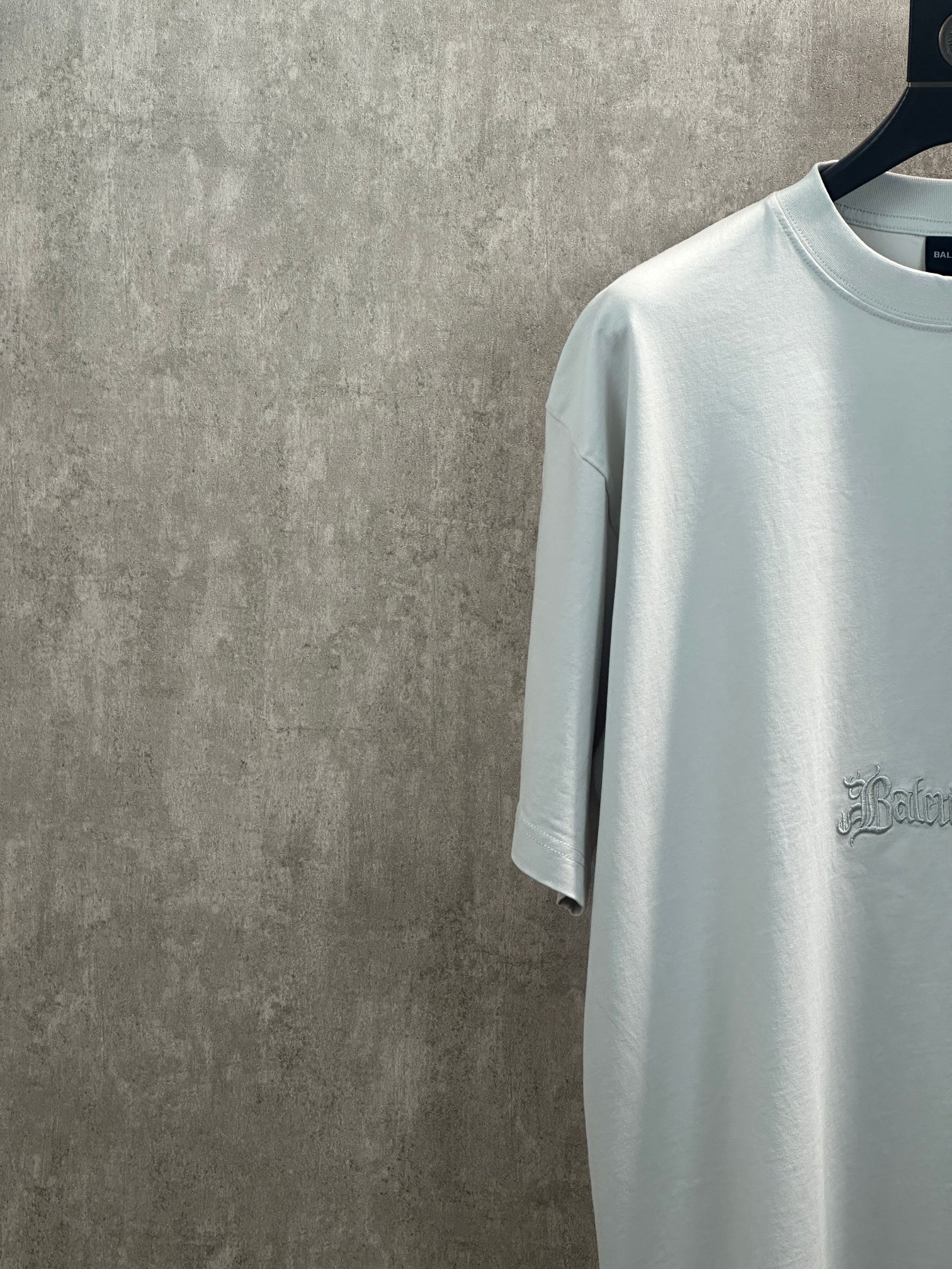 Balenciaga 款式：Balenciaga 巴黎世家 梵文刺绣图案圆领短袖T恤