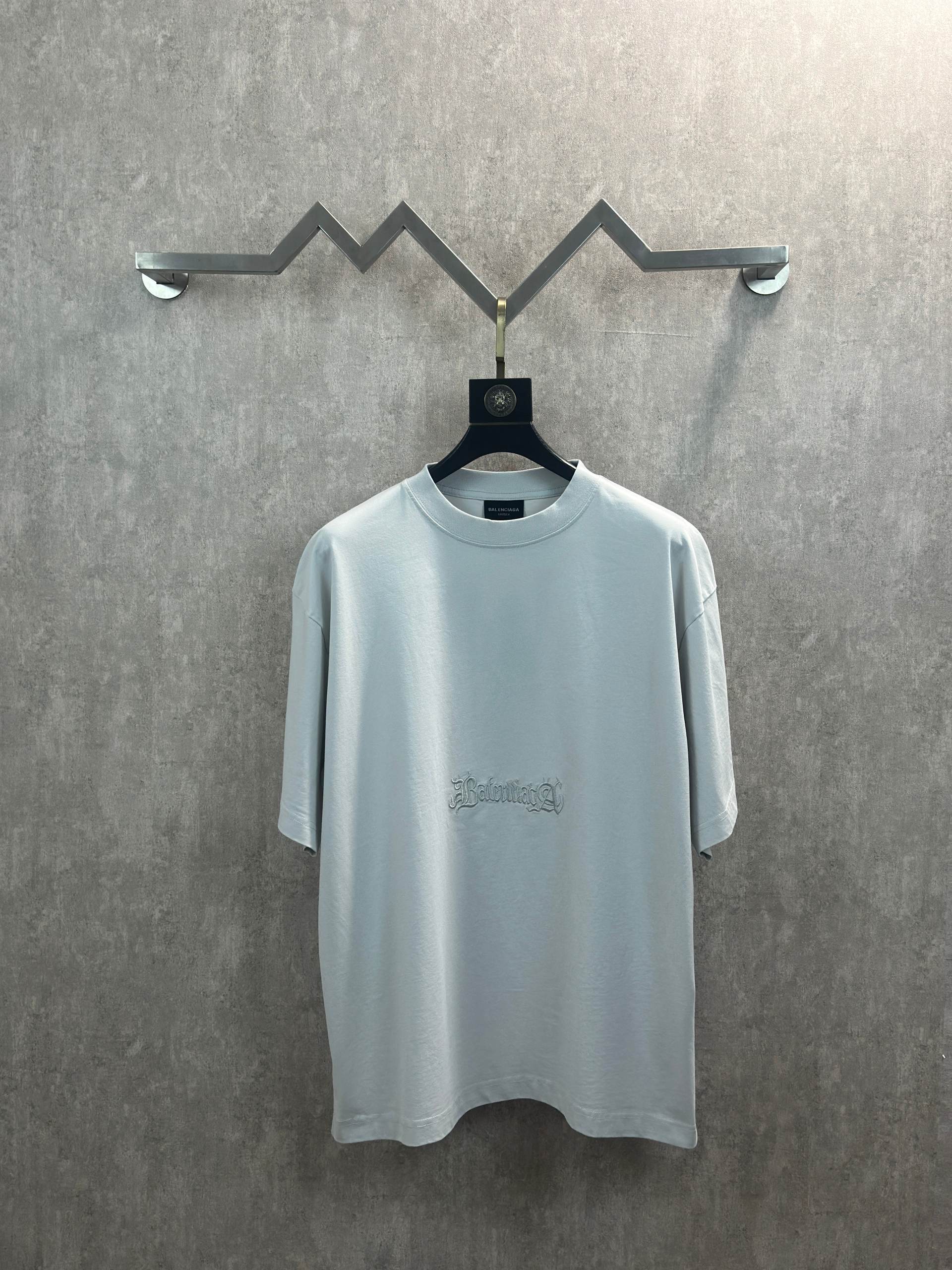 Balenciaga 款式：Balenciaga 巴黎世家 梵文刺绣图案圆领短袖T恤