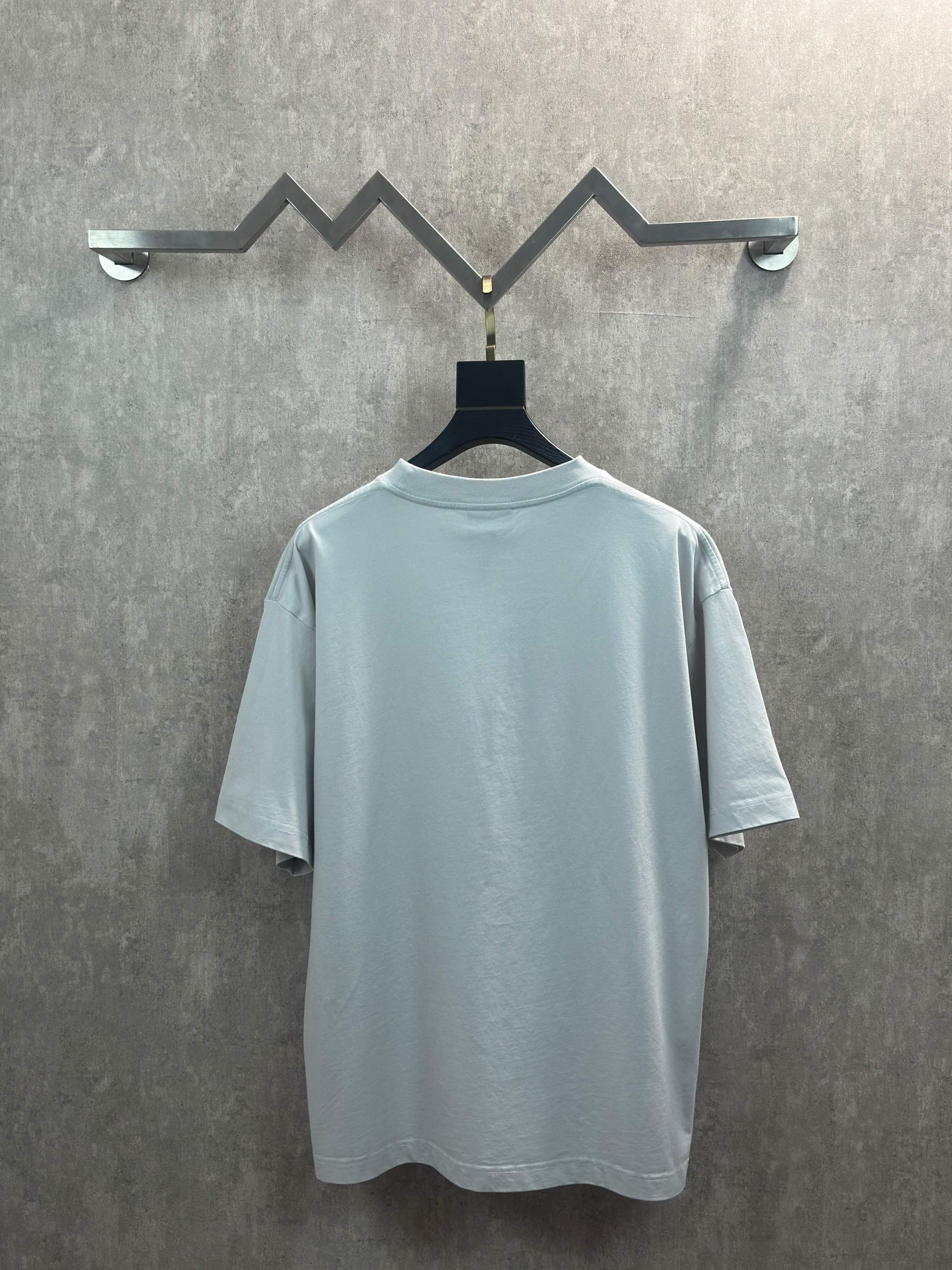 Balenciaga 款式：Balenciaga 巴黎世家 梵文刺绣图案圆领短袖T恤