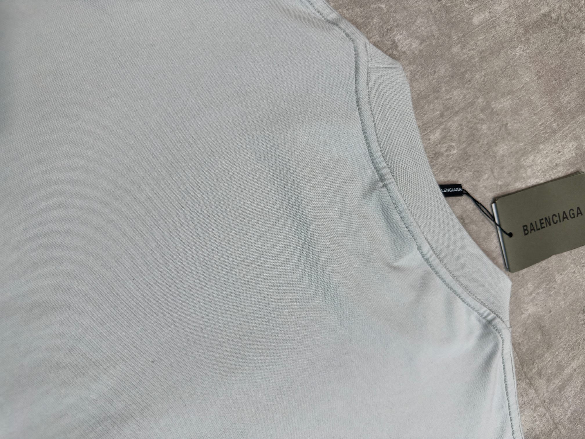 Balenciaga 款式：Balenciaga 巴黎世家 梵文刺绣图案圆领短袖T恤