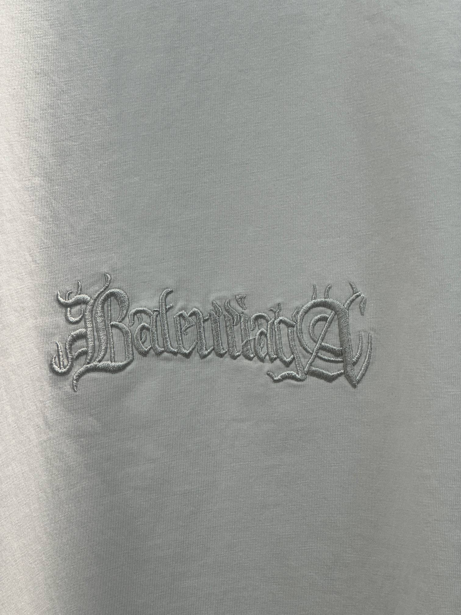 Balenciaga 款式：Balenciaga 巴黎世家 梵文刺绣图案圆领短袖T恤