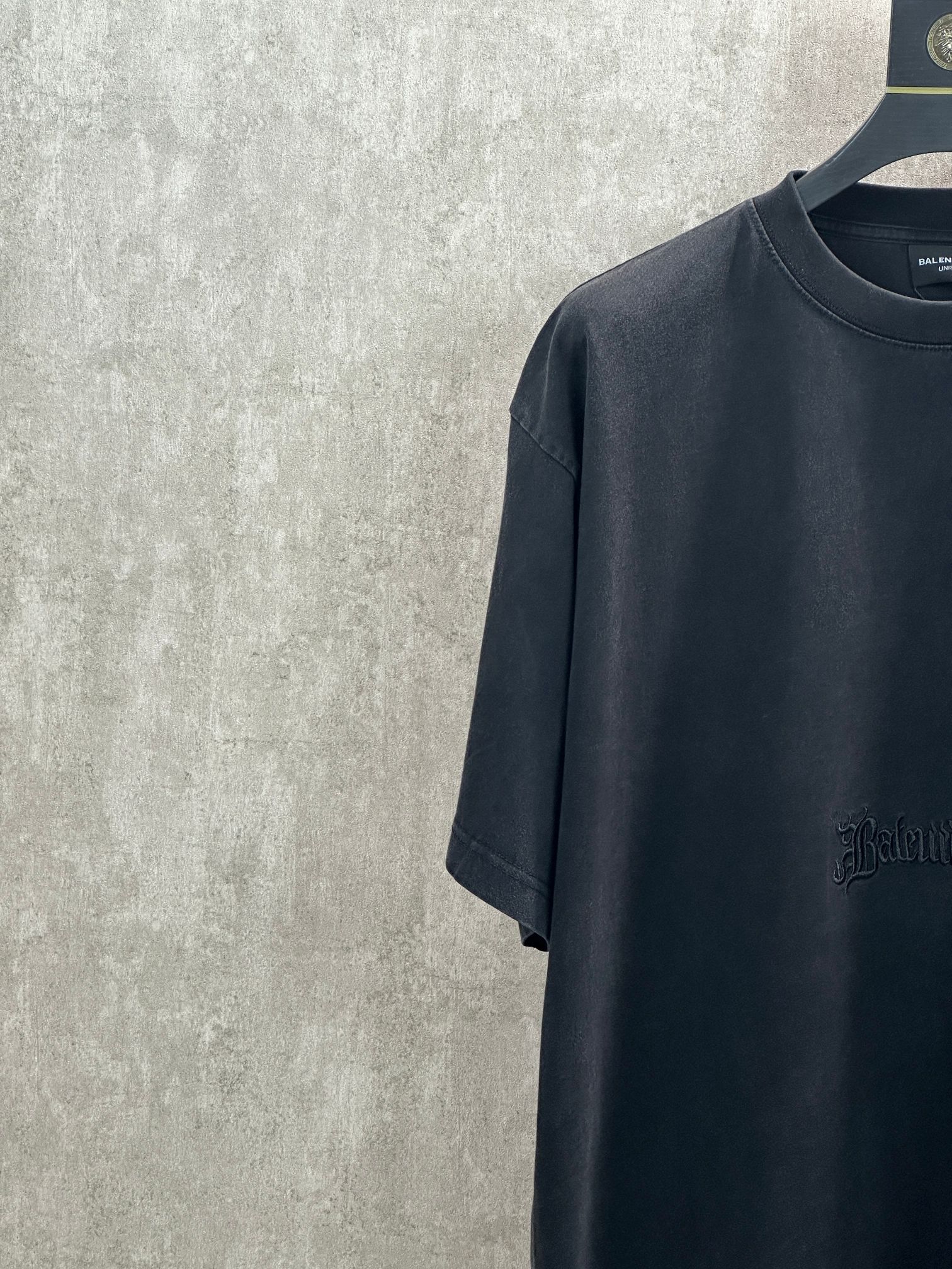 Balenciaga 款式：Balenciaga 巴黎世家 梵文刺绣图案圆领短袖T恤