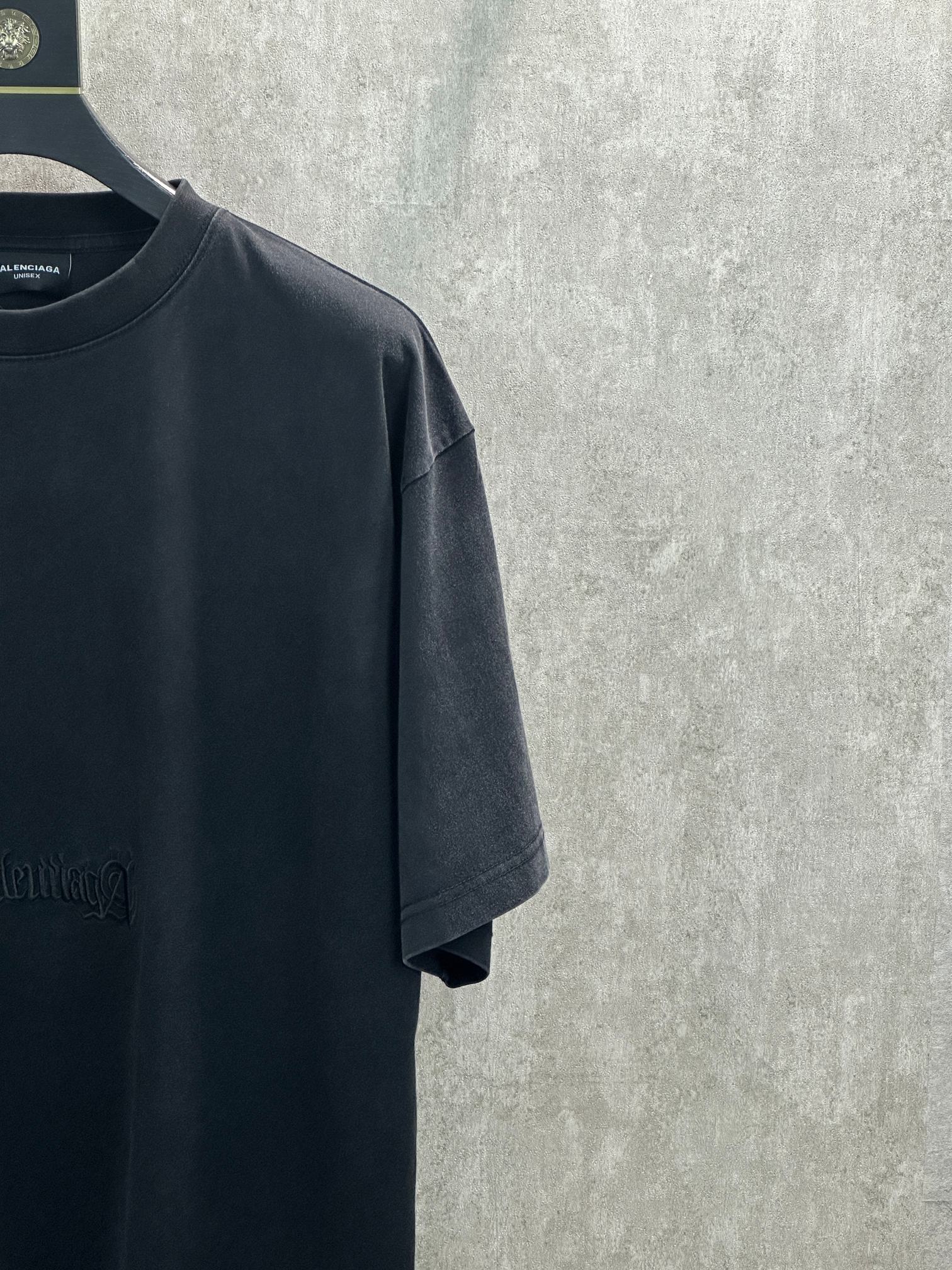 Balenciaga 款式：Balenciaga 巴黎世家 梵文刺绣图案圆领短袖T恤